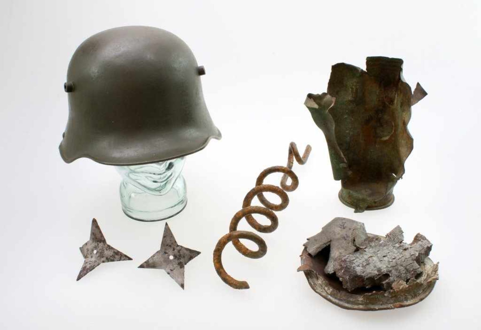 1. Weltkrieg - Stahlhelm M16 u. a., 8 Teile Stahlhelmglocke M1916, sehr gut erhalten (lediglich