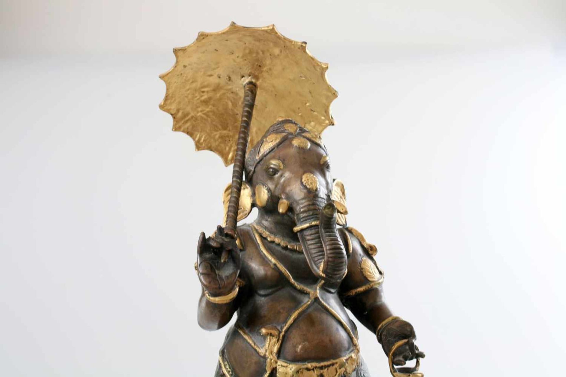 Ganesha mit Schirm - Nordindien In der rechten Schirm, in der linken Hand Teegefäß haltend, - Bild 5 aus 6