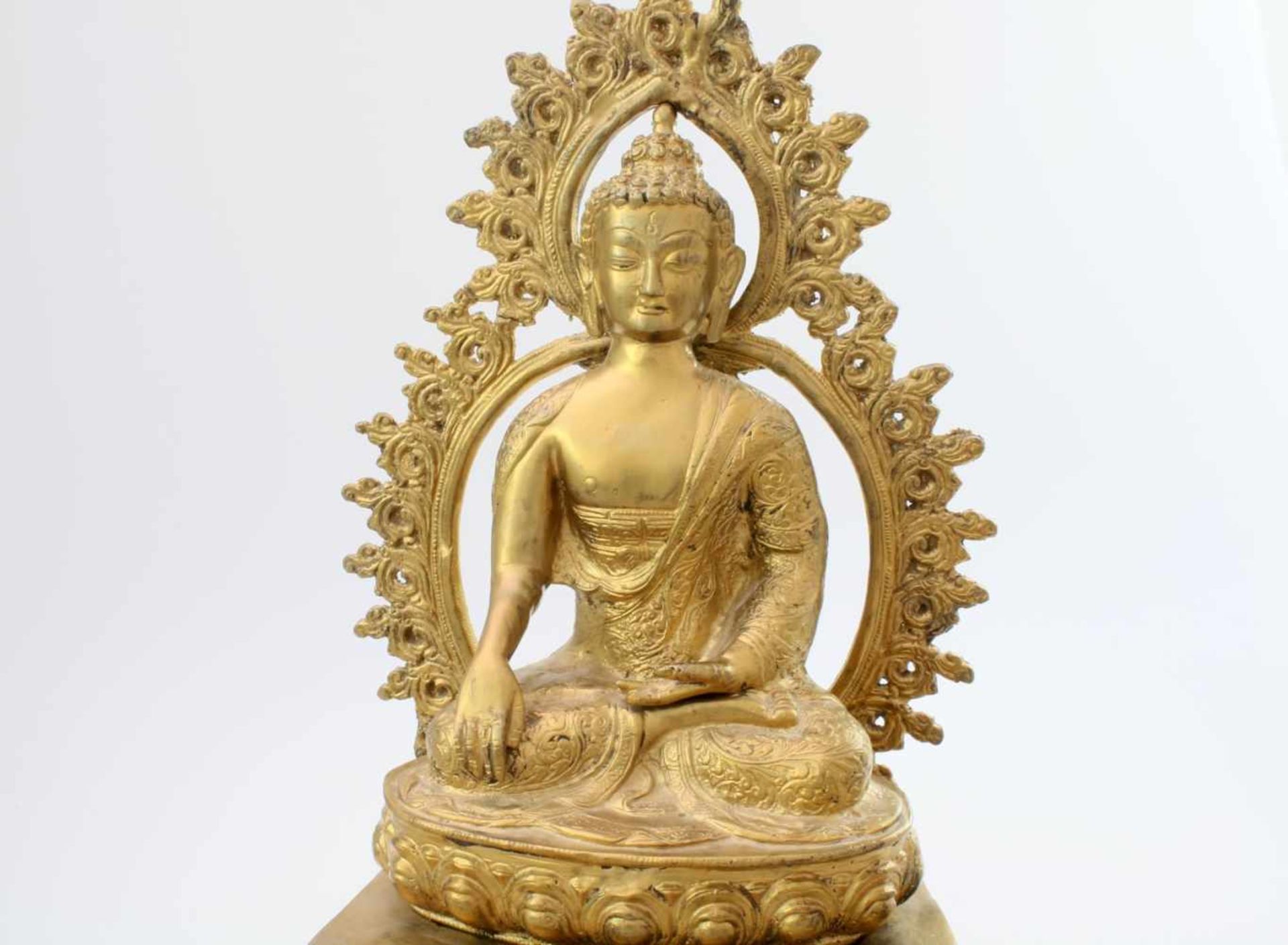 Buddha - Nordindien "Die Erde als Zeuge anrufend", aufsteckbare Korona, im Lotussitz, auf ovalem - Bild 5 aus 5
