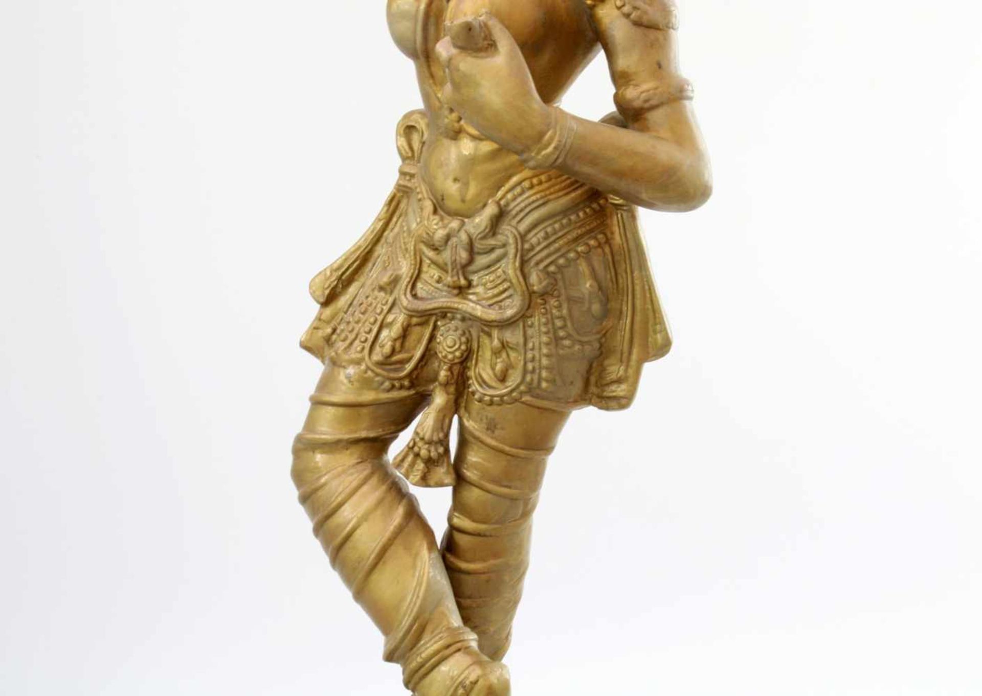 Apsara-Tänzerin - Indien Sich schminkende Figur, auf rundem Podestsockel, Messingguss. Höhe: 70 cm. - Bild 5 aus 5