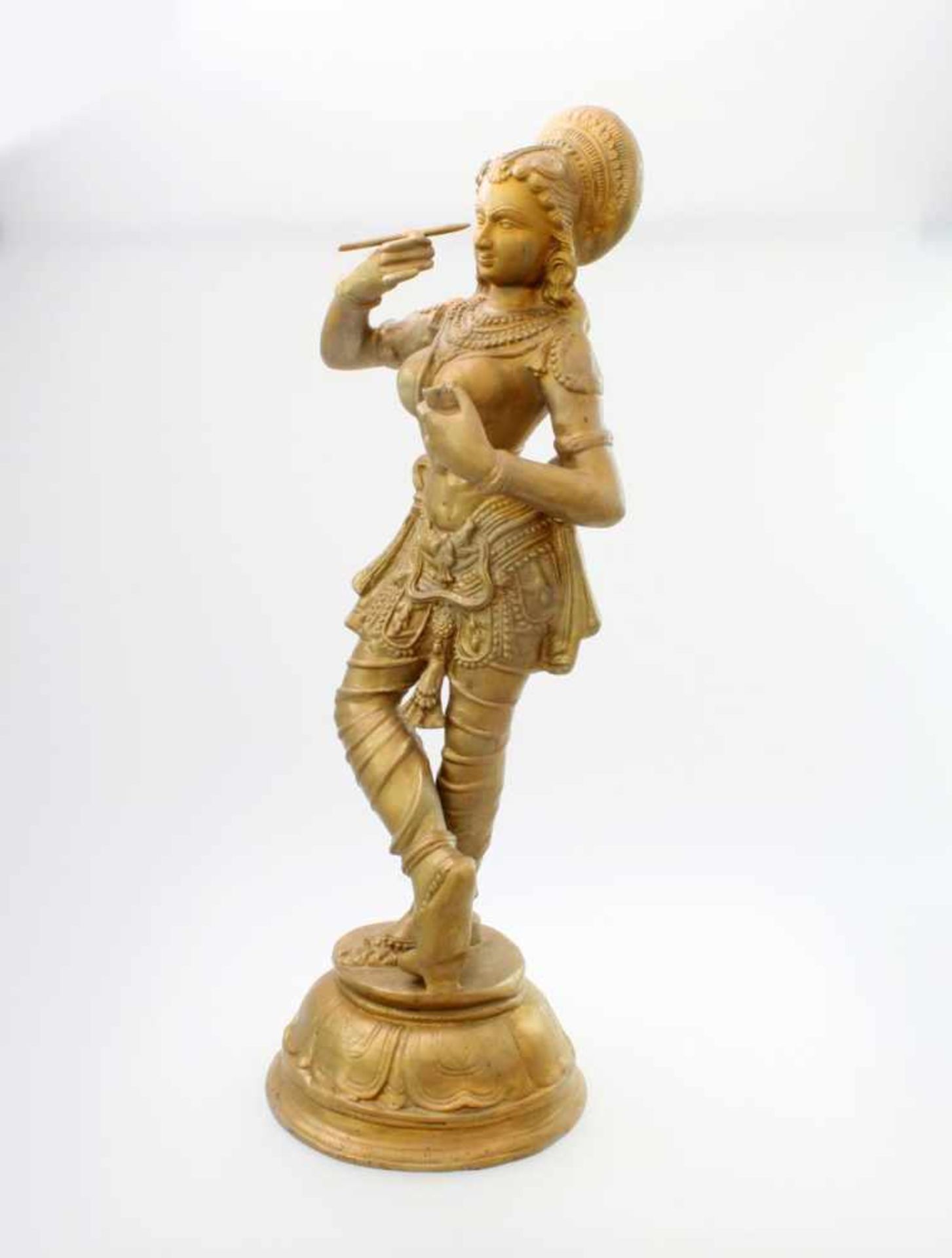 Apsara-Tänzerin - Indien Sich schminkende Figur, auf rundem Podestsockel, Messingguss. Höhe: 70 cm. - Image 2 of 5