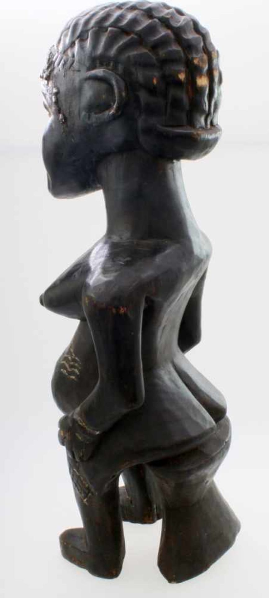 Westafrika - Große Ahnenfigur Schwarz / braun gefärbtes Tropenholz. Auf Stütze sitzende Figur, - Bild 3 aus 6