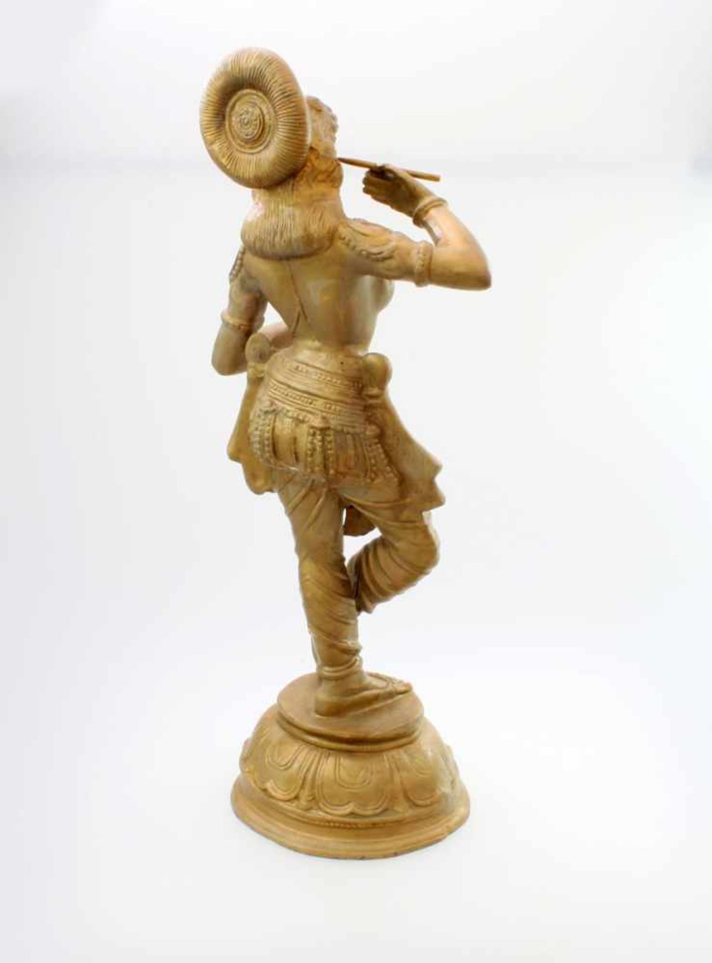 Apsara-Tänzerin - Indien Sich schminkende Figur, auf rundem Podestsockel, Messingguss. Höhe: 70 cm. - Bild 3 aus 5