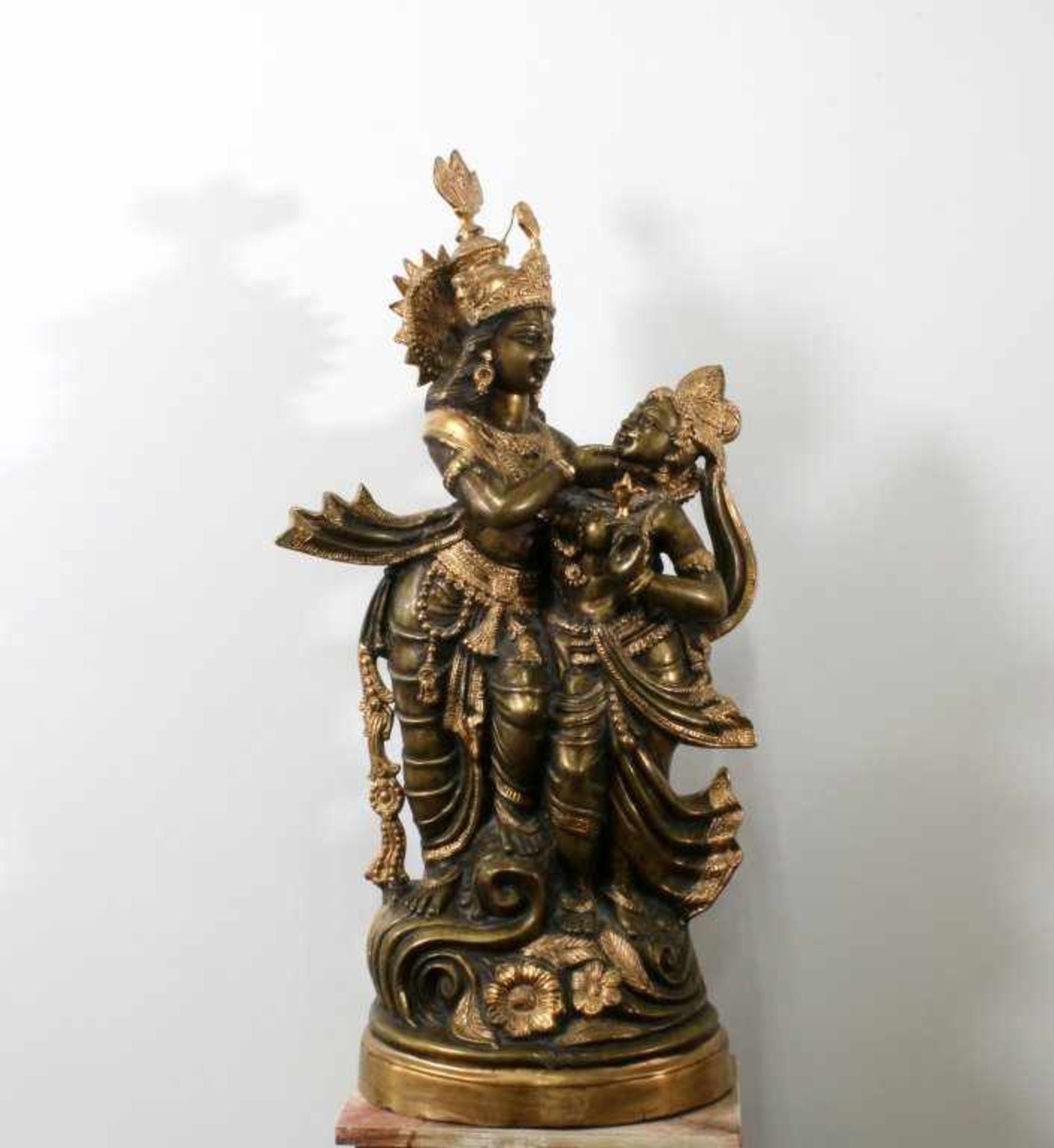 Gott Rama und Sita - Nordindien Rama hält Sita in den Armen, ihre linke Wange liebkosend. Reich