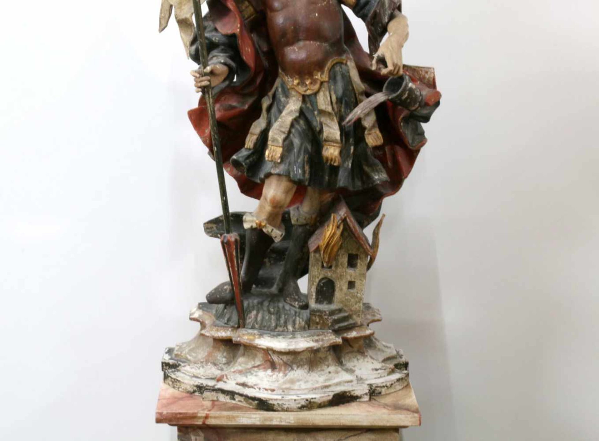 Große Holzfigur - St. Florian Gefällige Figur, aufwändig geschnitzt, in der rechten Spieß mit - Bild 5 aus 5