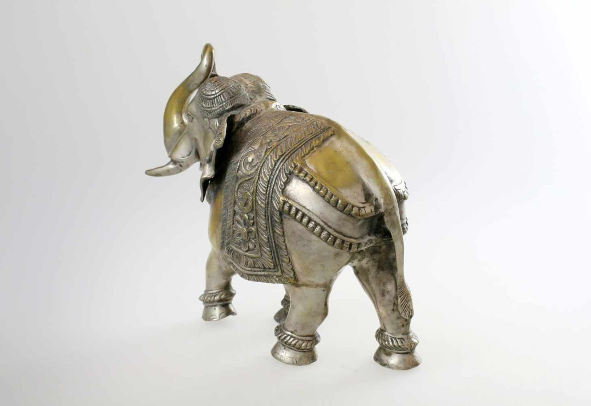 Elefant - Indien Festlich geschmückter Elefant, Rüssel erhoben, schreitend, halbplastisch - Bild 3 aus 5