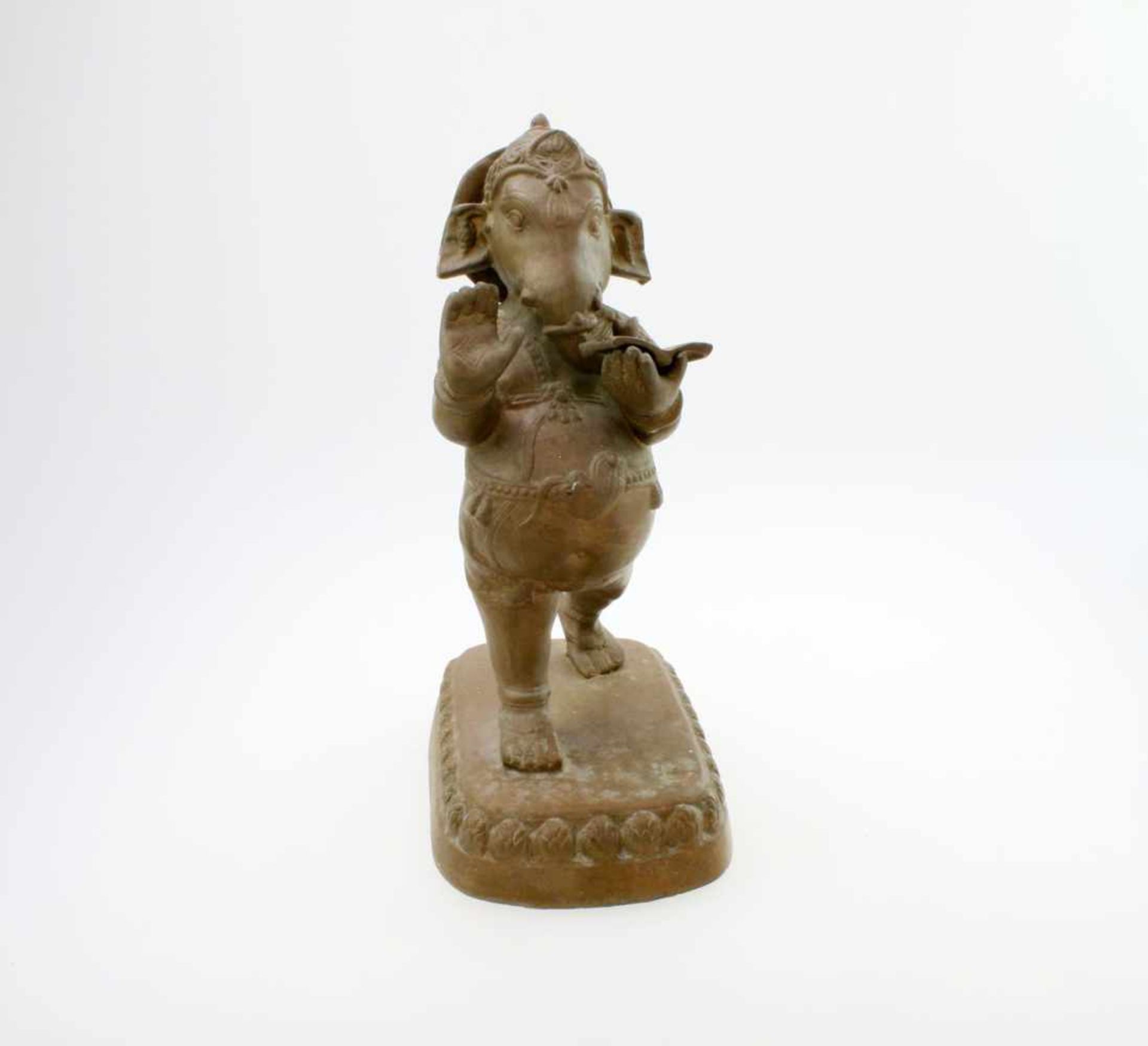 Ganesha - Indien Der Elefantengott lehrend, ovaler Sockel, umlaufendes Blattfries, Bronzeguss. Höhe: - Image 2 of 5