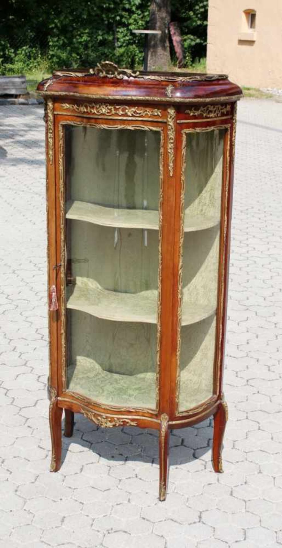 Vitrine - Louis-Quinze-Stil Geschweifte Front, abgerundete Ecken, auf 4 zierlichen Füßen stehend, - Bild 2 aus 14