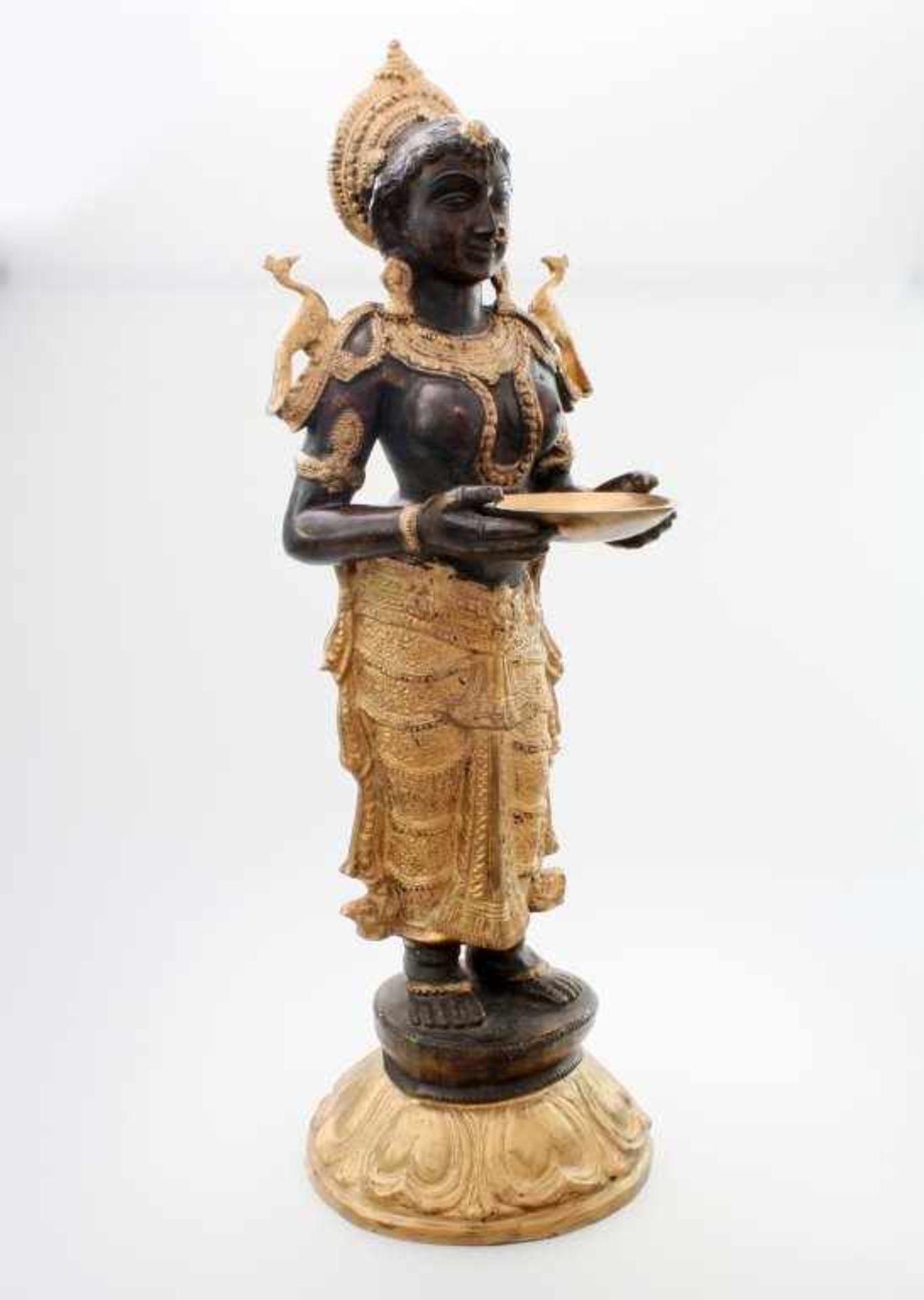 Apsara-Tänzerin - Nordindien Barbusige Figur, in den Händen Schale haltend, die Schulter