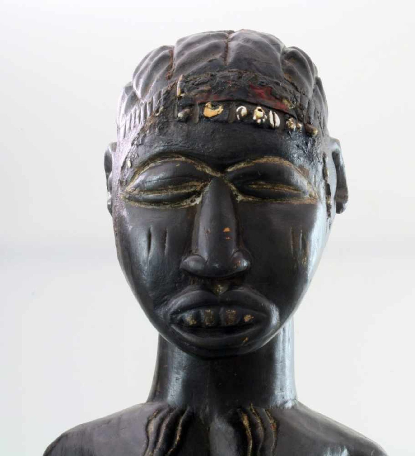 Westafrika - Große Ahnenfigur Schwarz / braun gefärbtes Tropenholz. Auf Stütze sitzende Figur, - Bild 5 aus 6