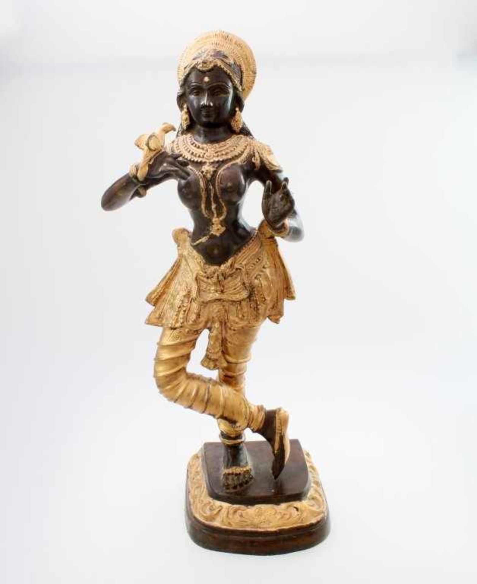 Apsara-Tänzerin - Nordindien Barbusige Figur, Vogel auf der rechten Hand haltend, Beine übereinander