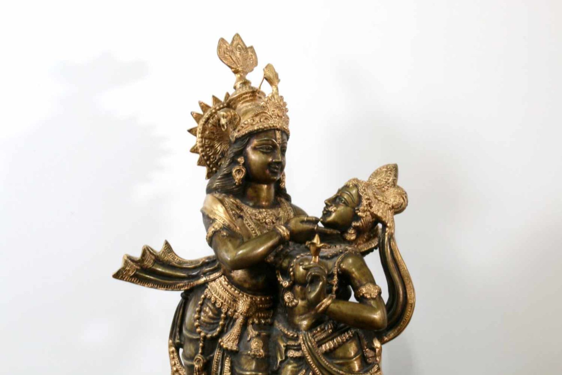Gott Rama und Sita - Nordindien Rama hält Sita in den Armen, ihre linke Wange liebkosend. Reich - Image 4 of 5