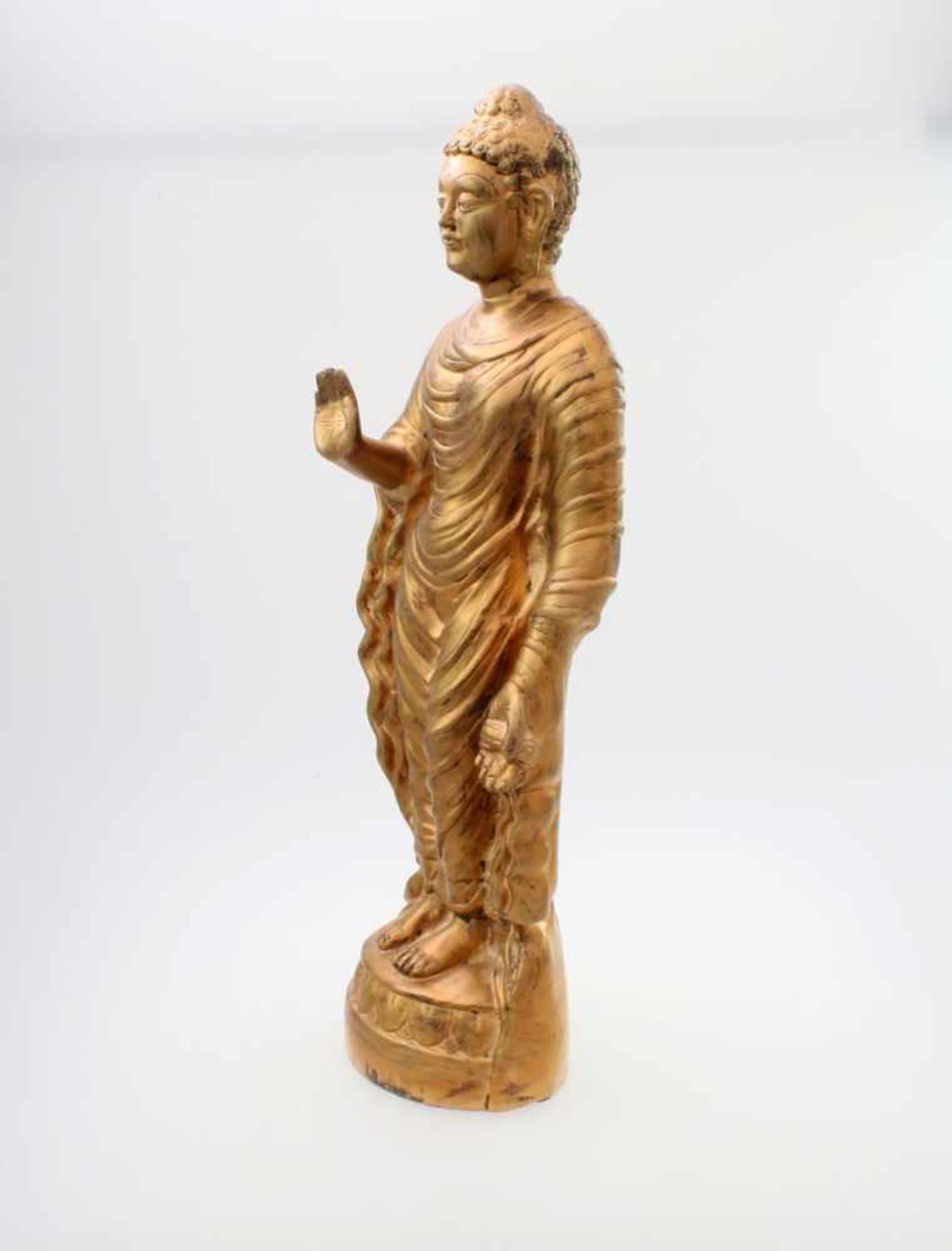 Stehender Buddha - Indien Die Hand zur Lehre erhoben, auf runder Plinthe mit umlaufendem - Image 3 of 4