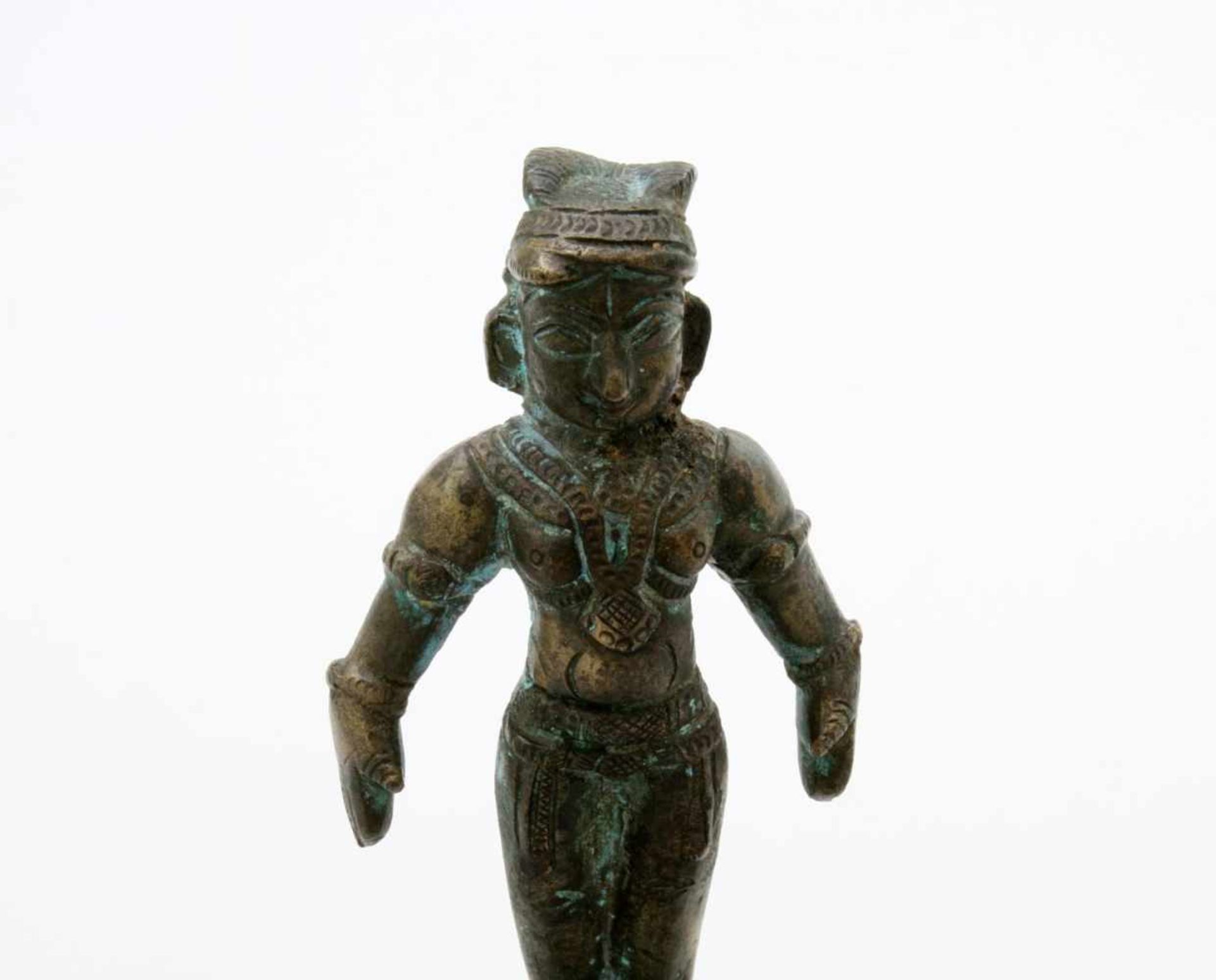 Indien - Bronzestatuette Südindien, Cochin. Bronzevollguss, Gottheit auf gestuftem, reliefierten - Bild 5 aus 5