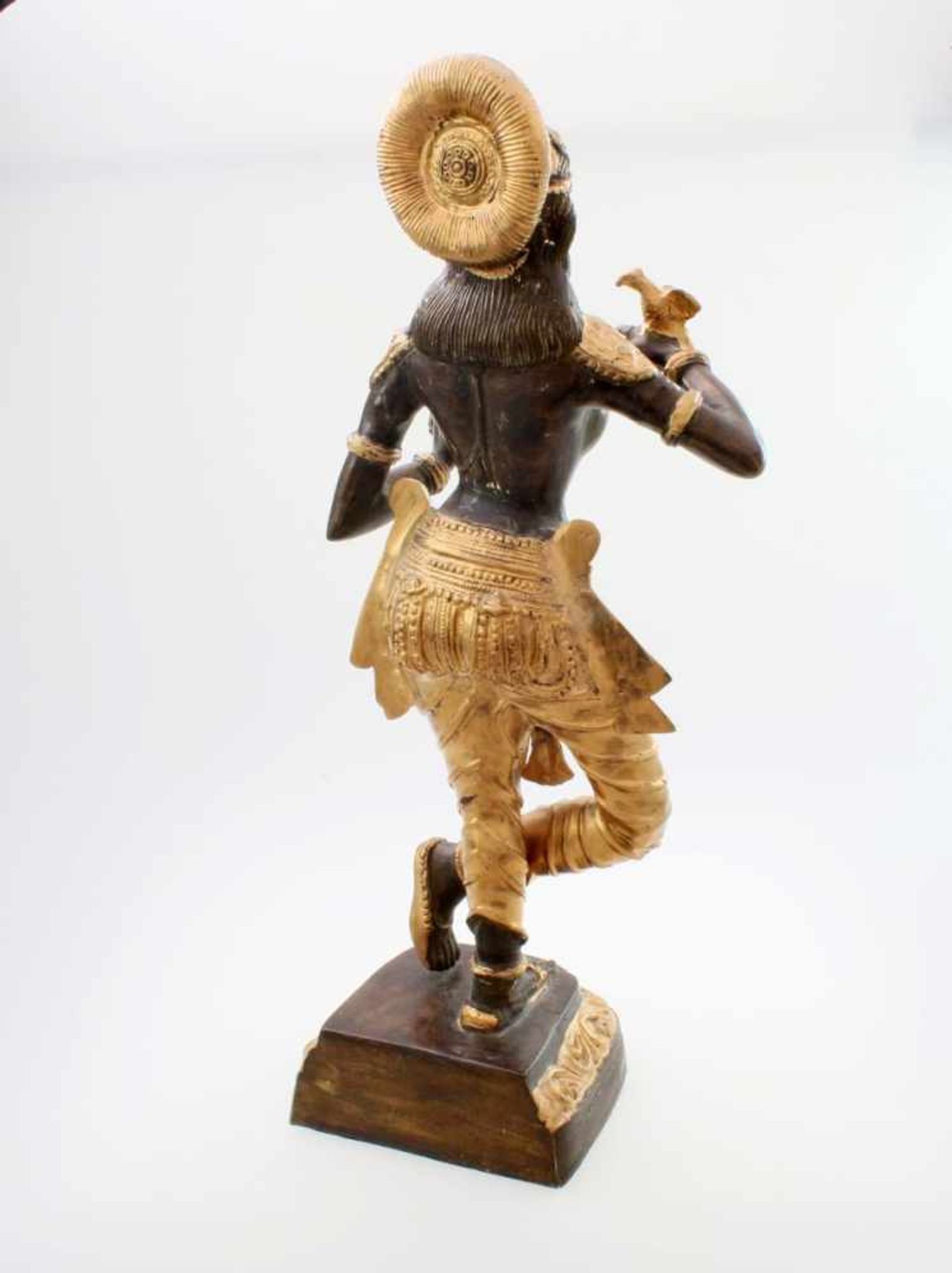 Apsara-Tänzerin - Nordindien Barbusige Figur, Vogel auf der rechten Hand haltend, Beine übereinander - Image 3 of 4