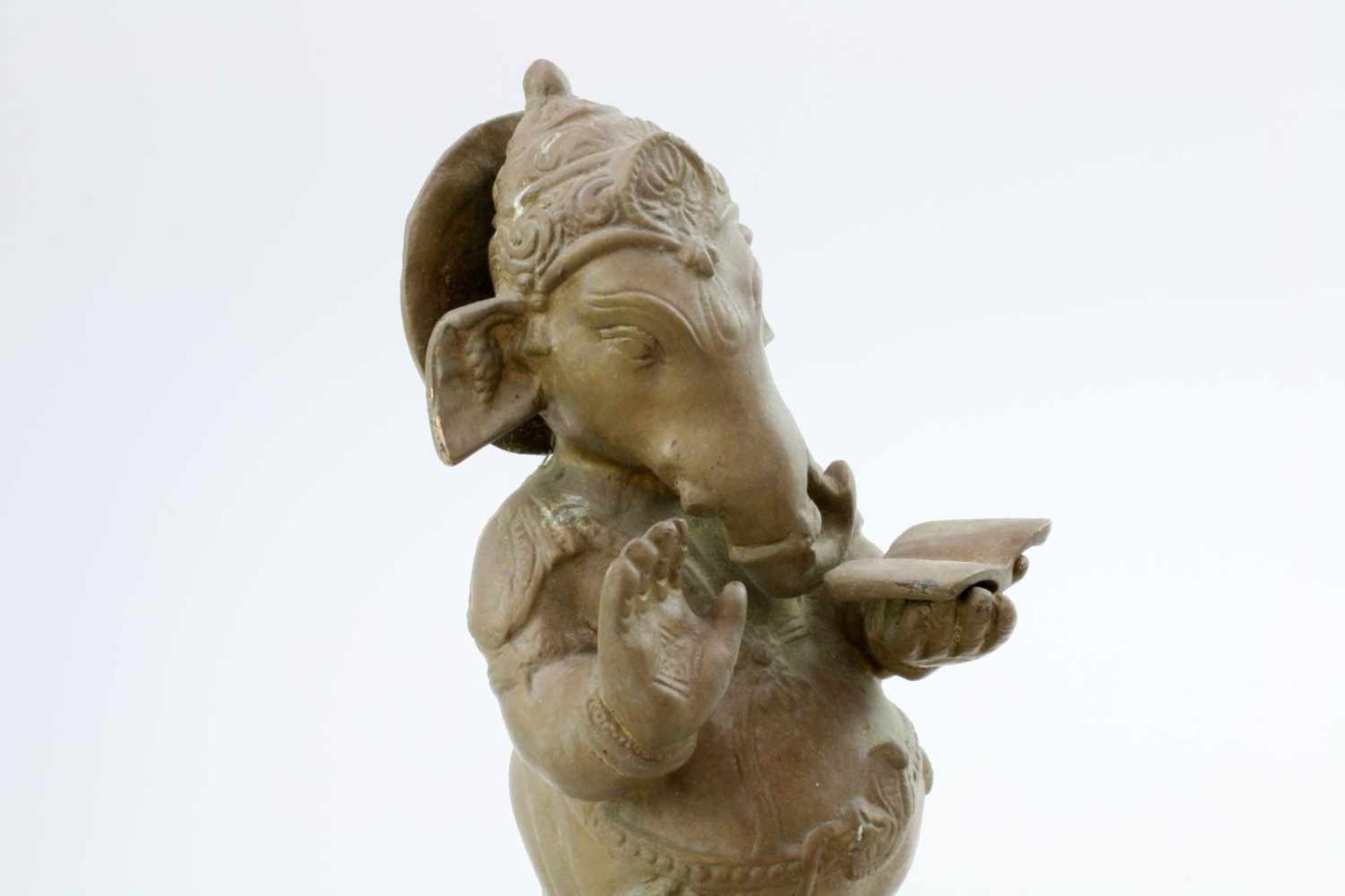 Ganesha - Indien Der Elefantengott lehrend, ovaler Sockel, umlaufendes Blattfries, Bronzeguss. Höhe: - Image 5 of 5