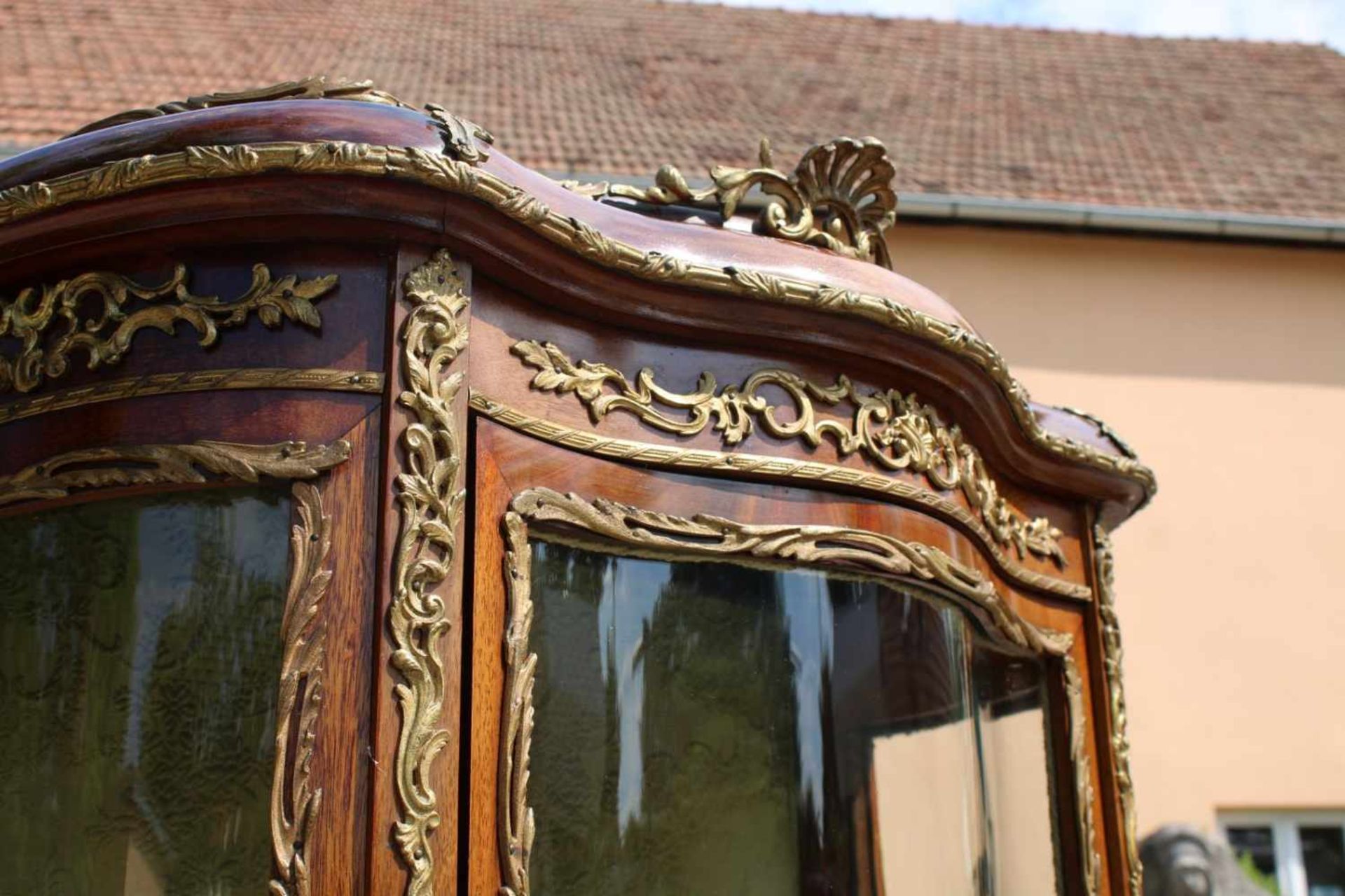 Vitrine - Louis-Quinze-Stil Geschweifte Front, abgerundete Ecken, auf 4 zierlichen Füßen stehend, - Bild 4 aus 14