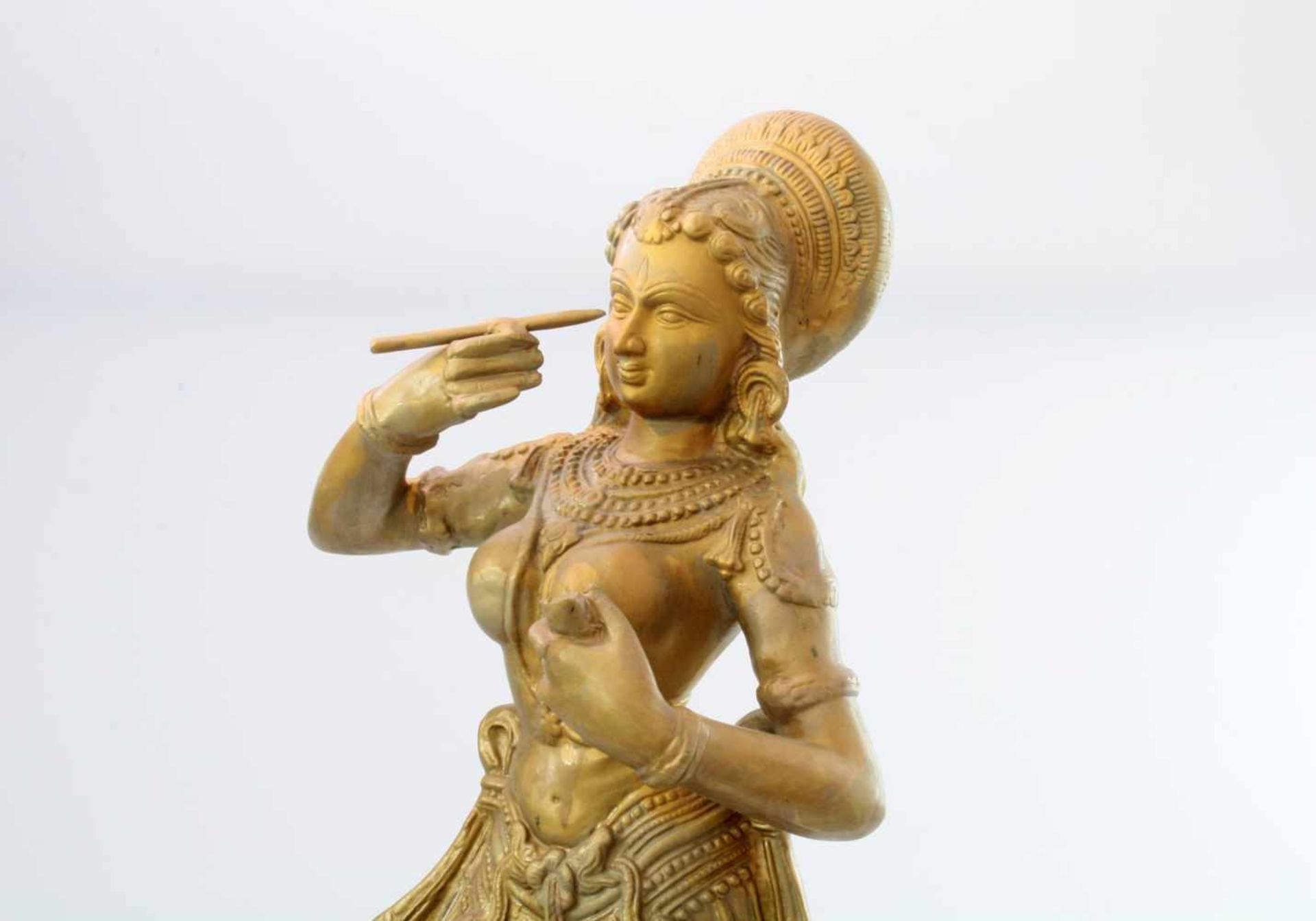 Apsara-Tänzerin - Indien Sich schminkende Figur, auf rundem Podestsockel, Messingguss. Höhe: 70 cm. - Bild 4 aus 5