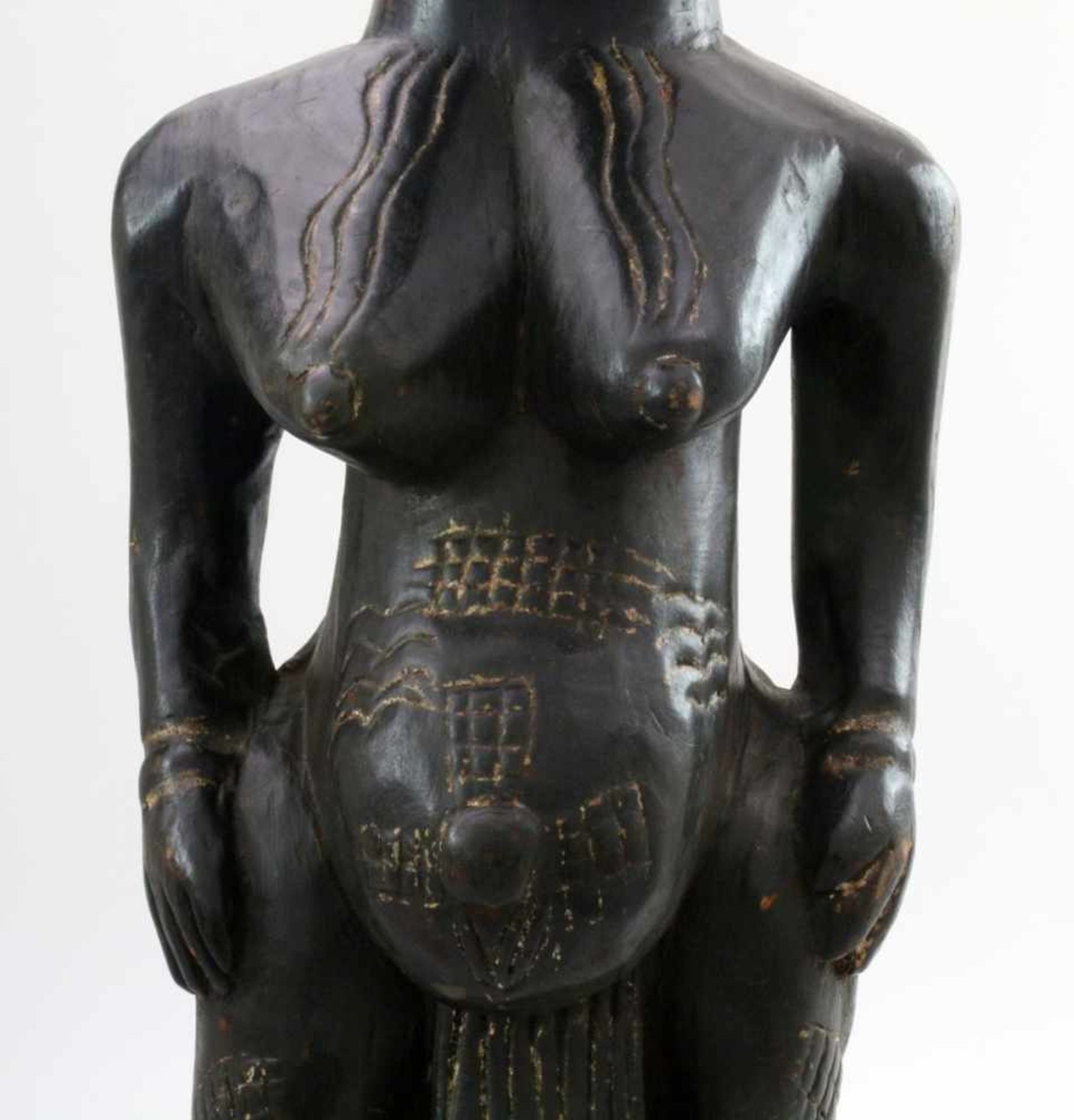 Westafrika - Große Ahnenfigur Schwarz / braun gefärbtes Tropenholz. Auf Stütze sitzende Figur, - Bild 6 aus 6