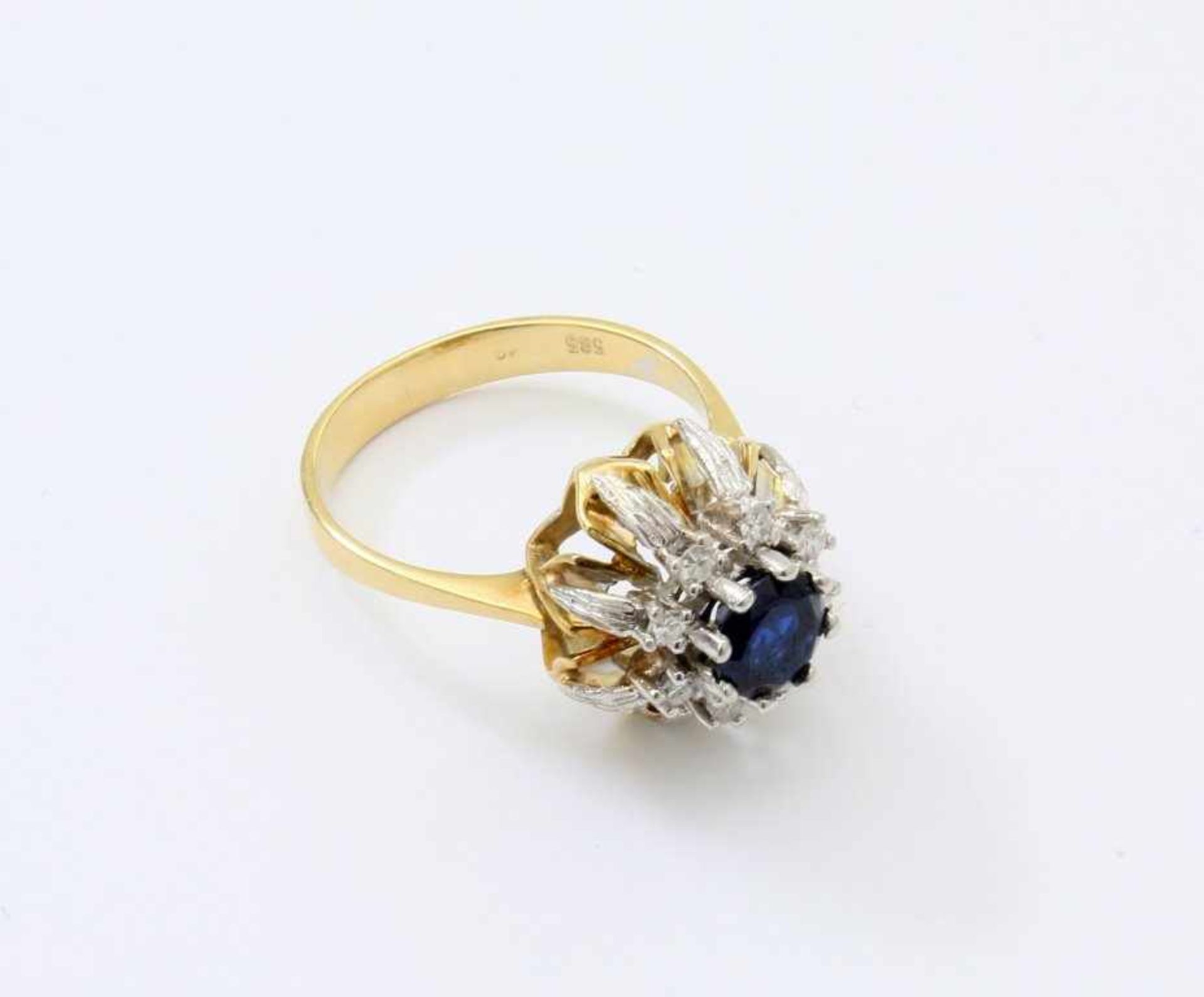 Gelbgold- /Weißgold-Ring mit Brillanten und Safir GG/WG 585, mittig tiefblauer Safir im