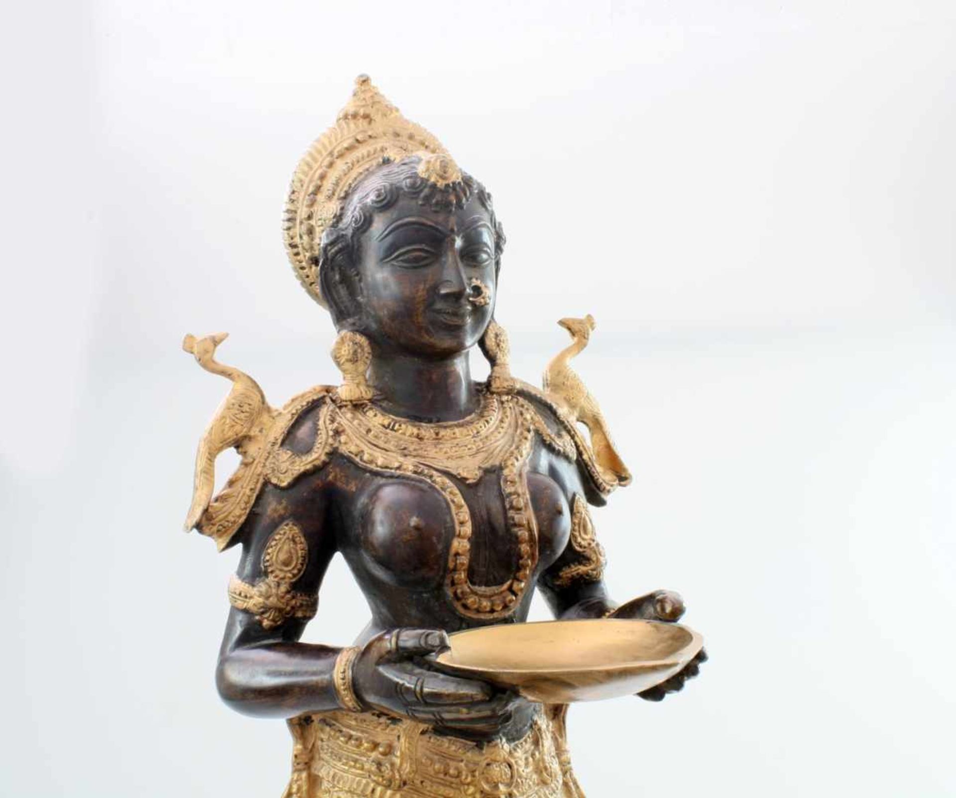 Apsara-Tänzerin - Nordindien Barbusige Figur, in den Händen Schale haltend, die Schulter - Bild 5 aus 6