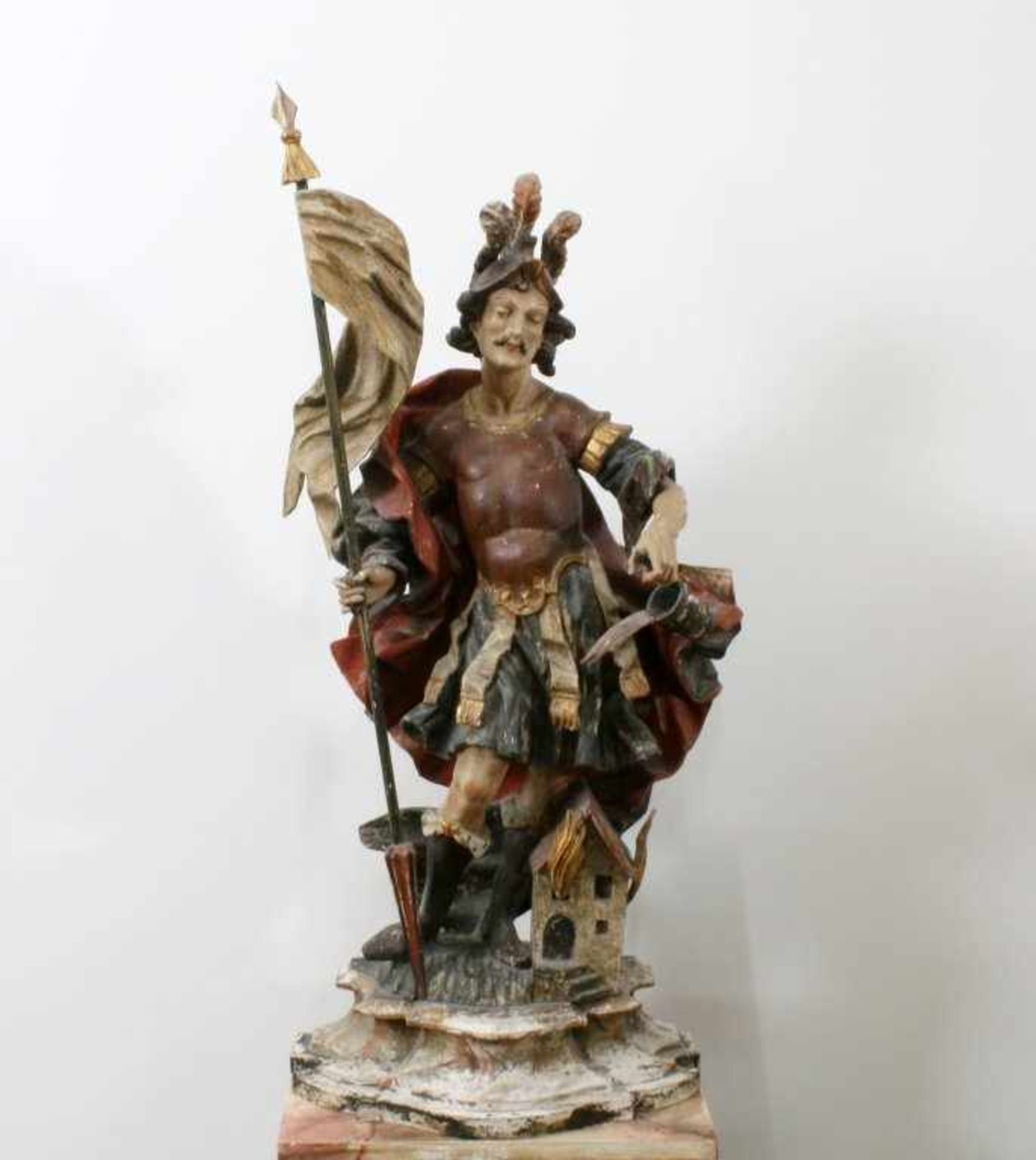 Große Holzfigur - St. Florian Gefällige Figur, aufwändig geschnitzt, in der rechten Spieß mit