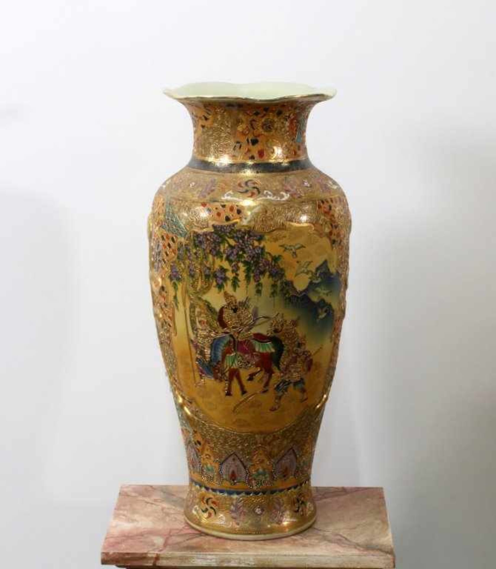 Satsuma Vase China Bauchige Form, beidseitig Gemäldekartuschen mit Figurenstaffagen in asiatischer