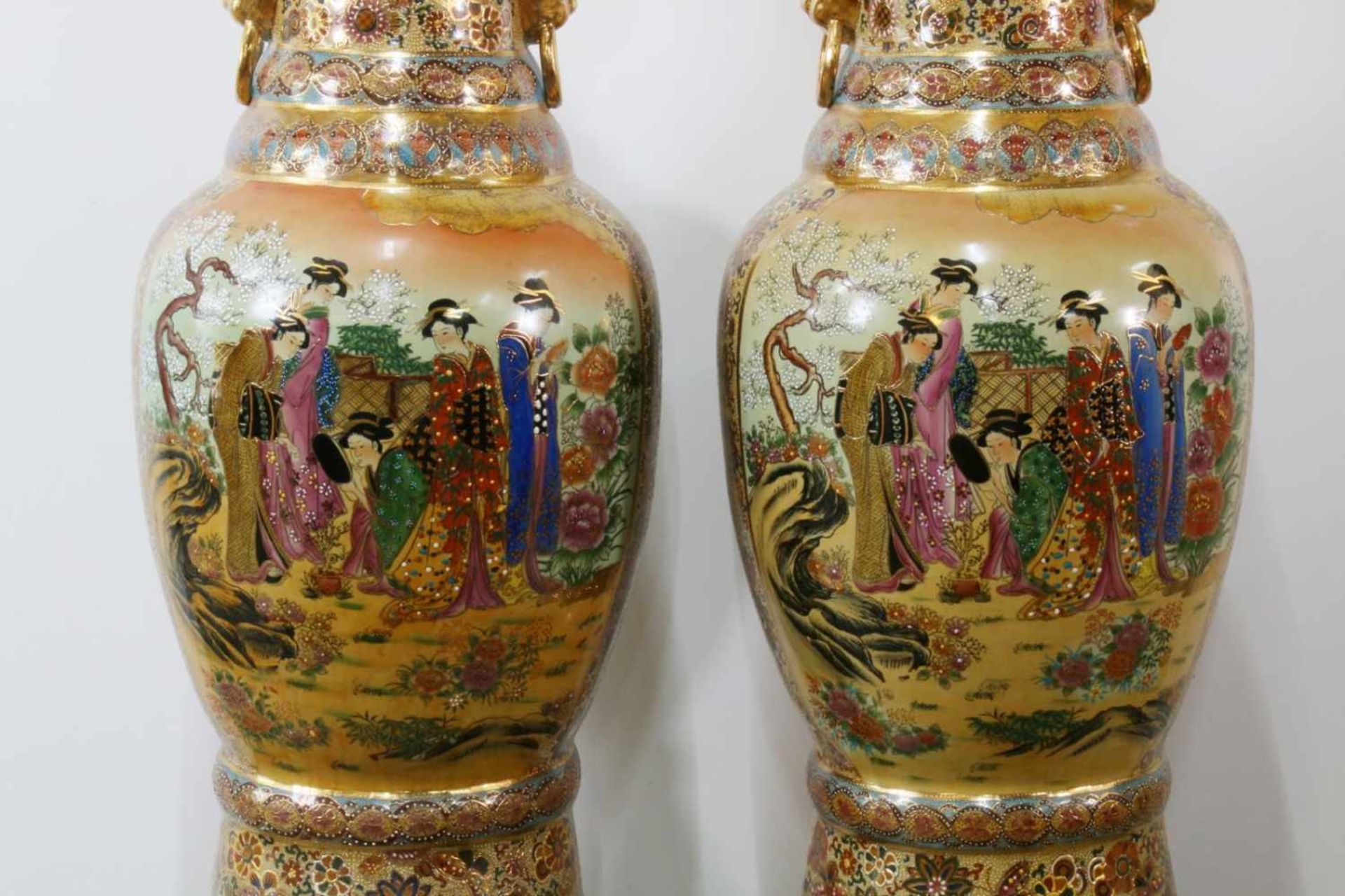 Großes Bodenvasenpaar-Satsuma - China Gebauchte Form, feine Malkunst, beidseitig vergoldete - Bild 3 aus 4