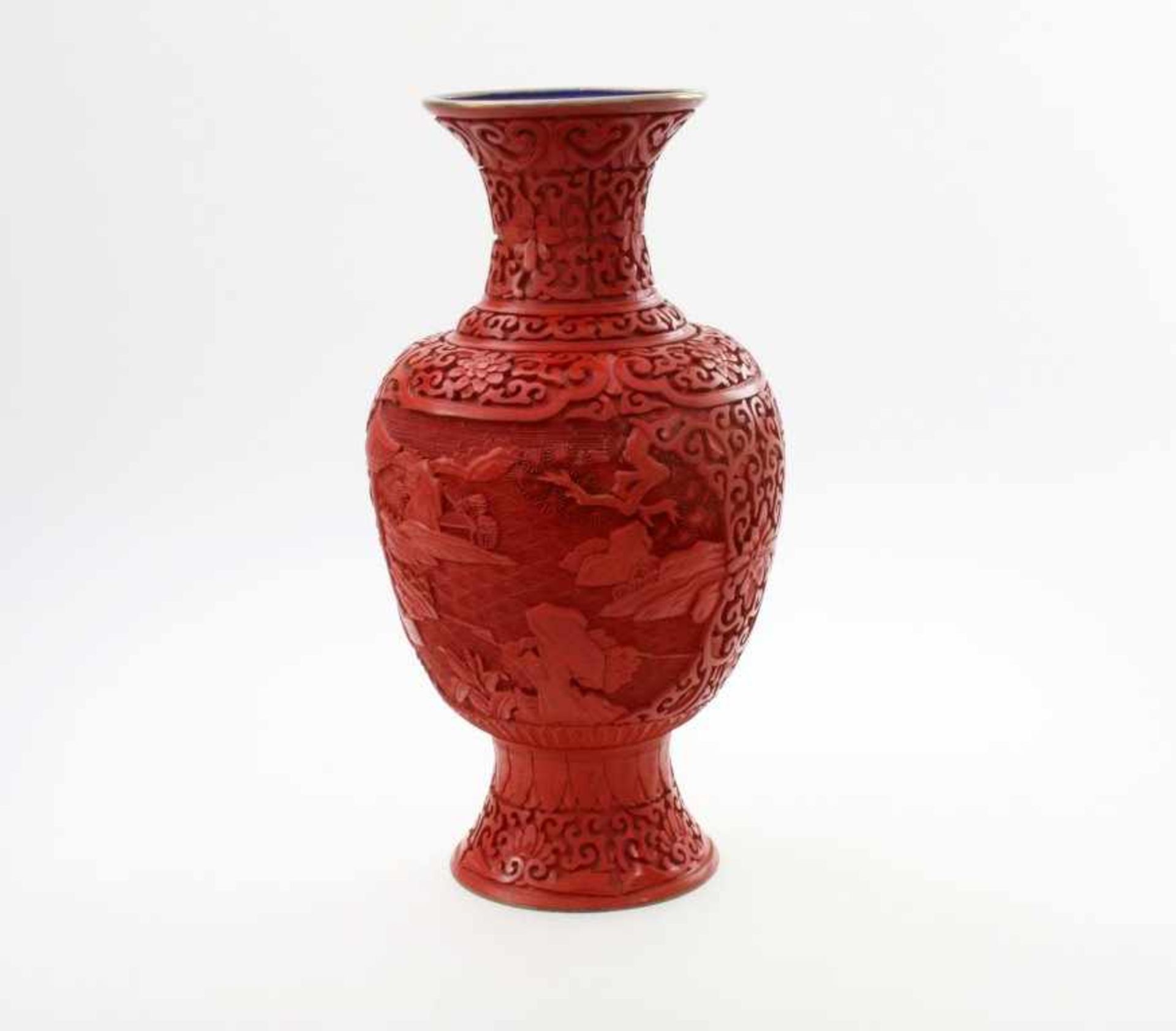 Rotlack-Vase China Auf blauem Emaillegrund, umlaufendes Landschaftsdekor und ornamentale Zier. Höhe: