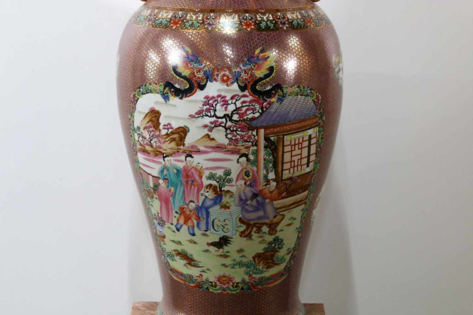 Große chinesische Bodenvase mit Elefantenhandhaben Gebauchte Form, feine Malkunst, beidseitig - Image 4 of 4