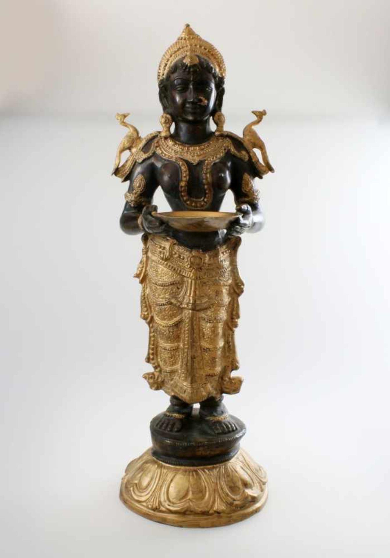 Apsara-Tänzerin - Nordindien Barbusige Figur, in den Händen Schale haltend, die Schulter - Bild 2 aus 6