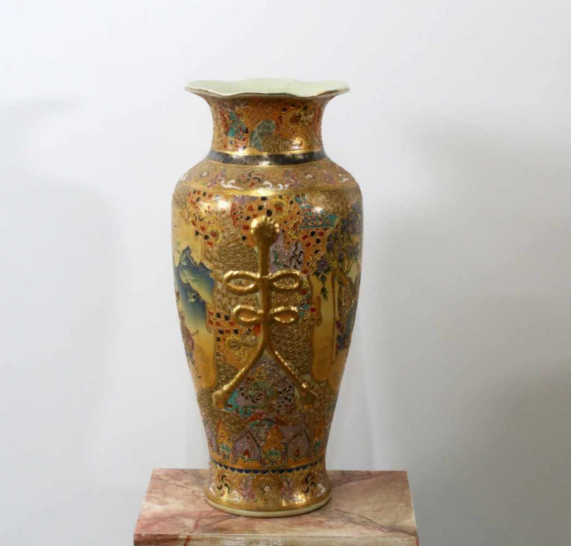 Satsuma Vase China Bauchige Form, beidseitig Gemäldekartuschen mit Figurenstaffagen in asiatischer - Bild 2 aus 4