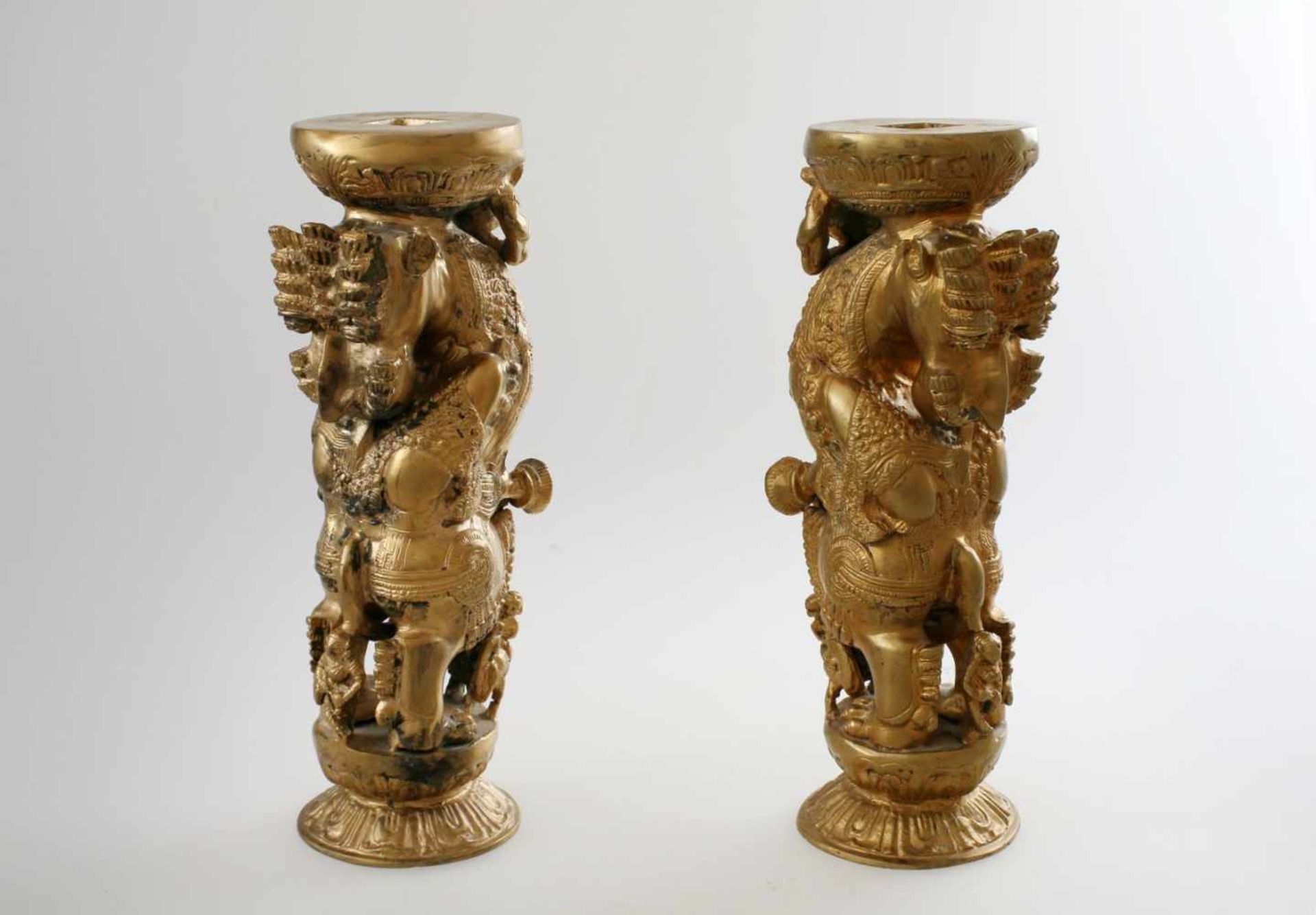 Paar vollplastische Säulen - Pfosten Indien Aufwendig gestaltet mit Elefant und Figurenstaffage, - Bild 2 aus 5