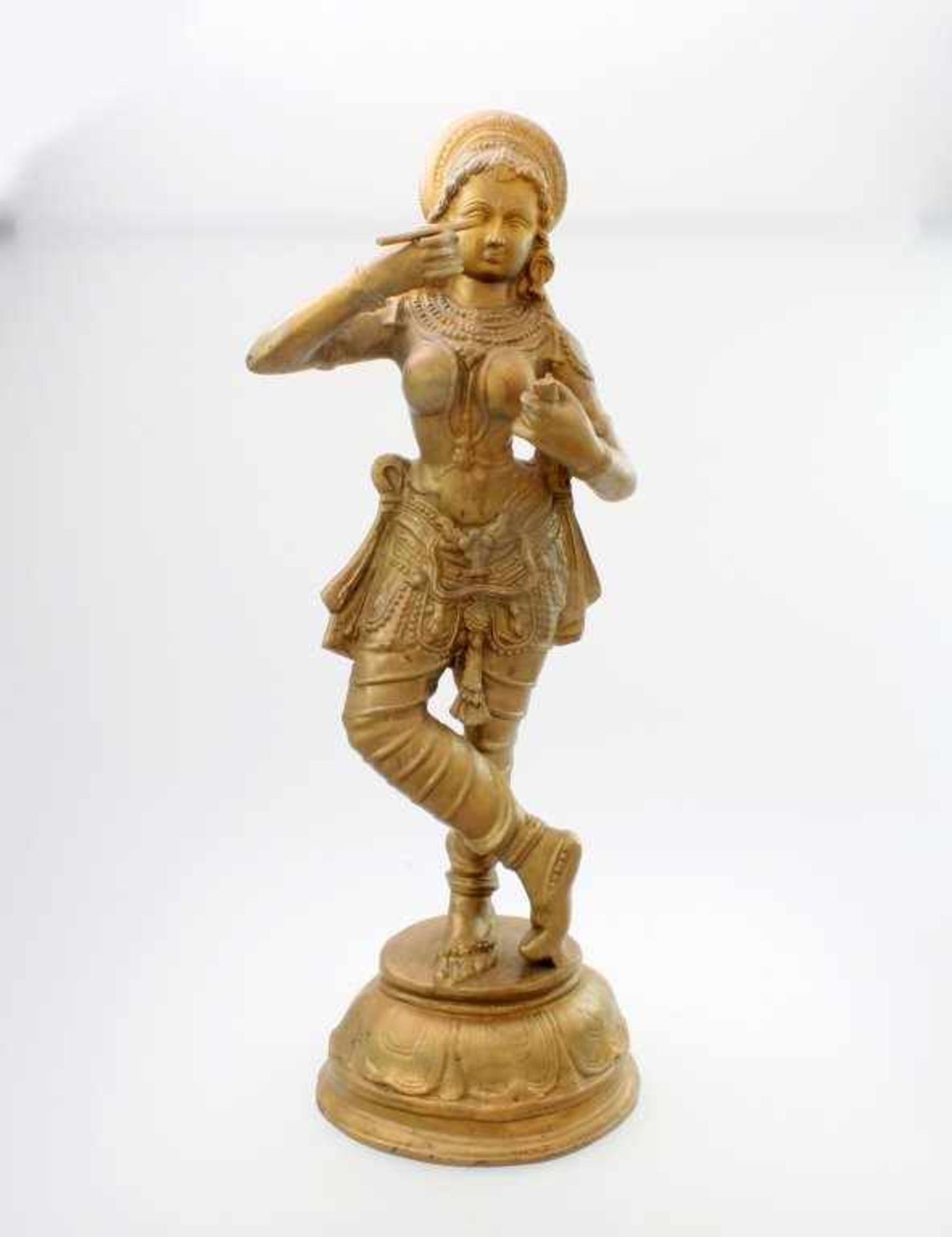 Apsara-Tänzerin - Indien Sich schminkende Figur, auf rundem Podestsockel, Messingguss. Höhe: 70 cm.