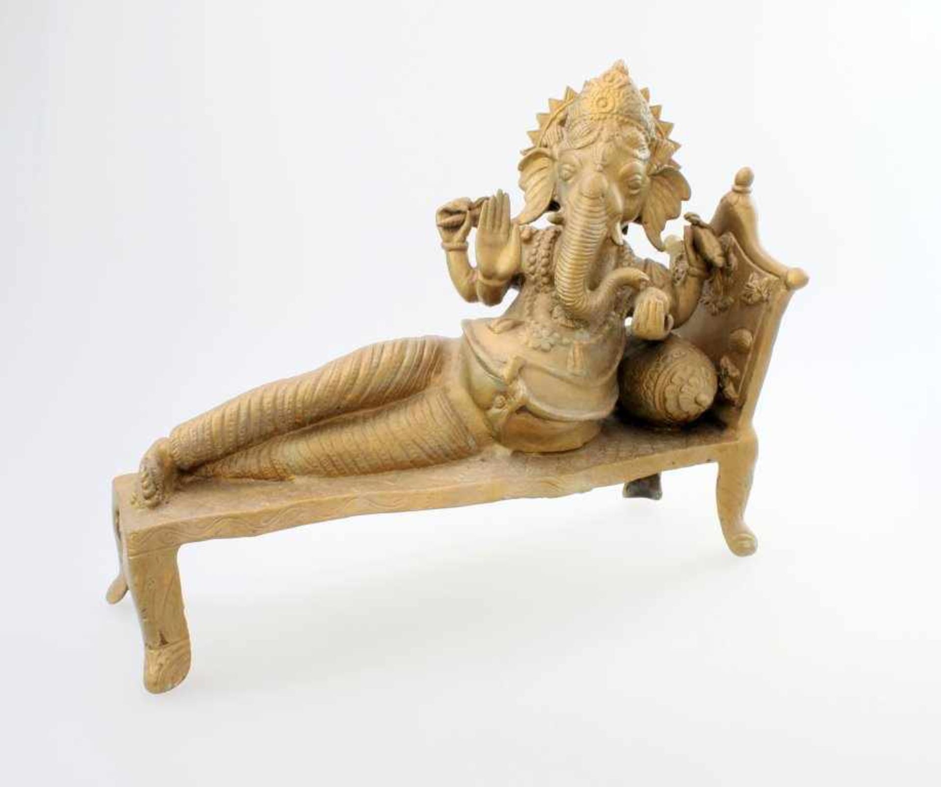 Liegender Ganesha - Indien Eine Hand zur Segnung erhoben, in der anderen Hand diverse Gegenstände,