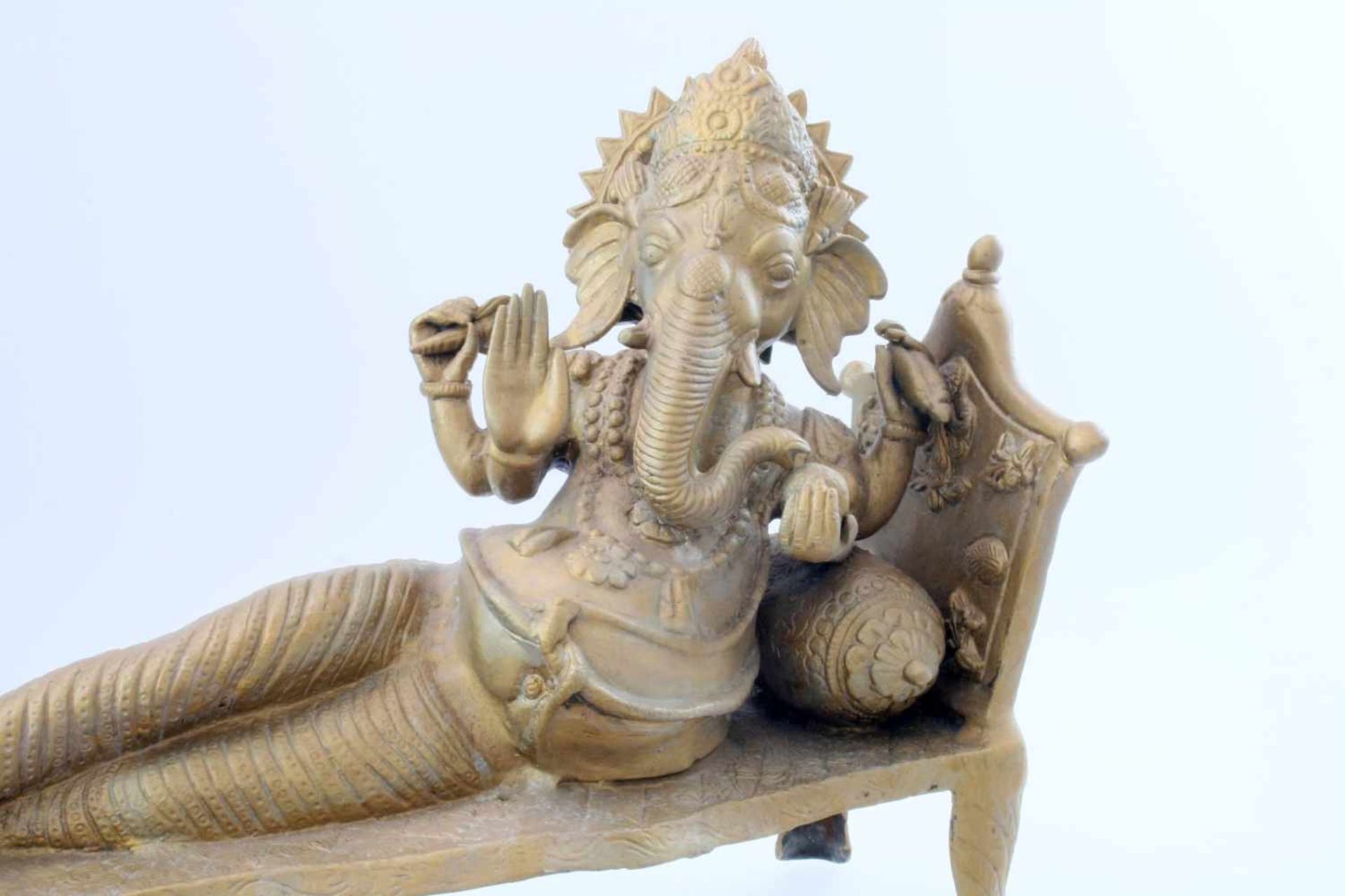 Liegender Ganesha - Indien Eine Hand zur Segnung erhoben, in der anderen Hand diverse Gegenstände, - Bild 2 aus 3