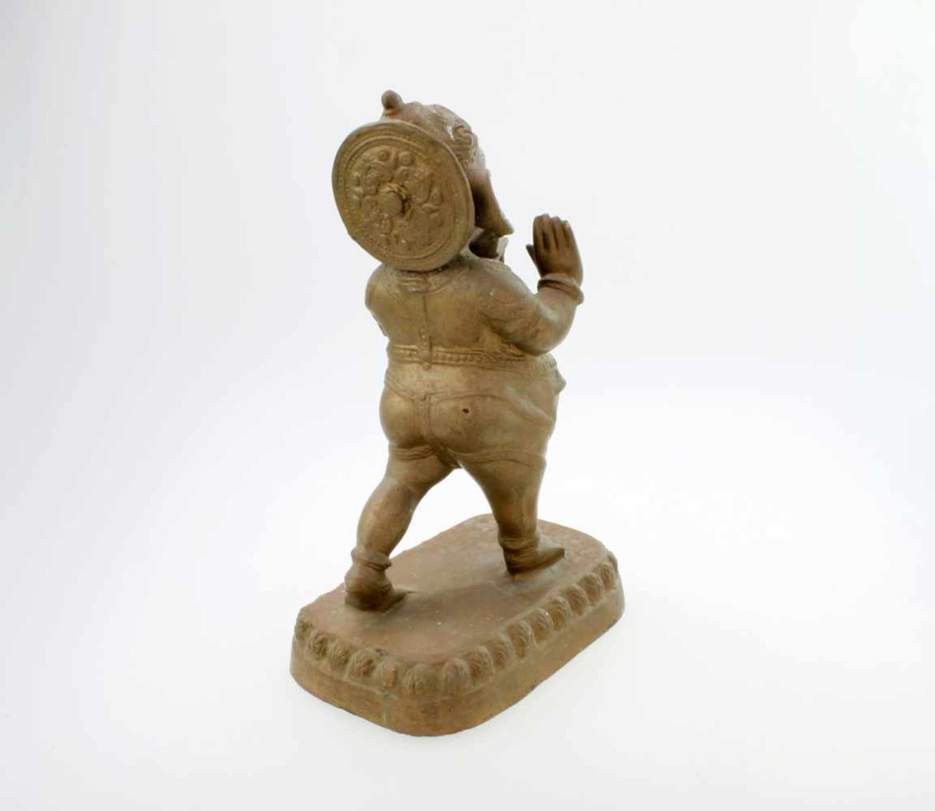 Ganesha - Indien Der Elefantengott lehrend, ovaler Sockel, umlaufendes Blattfries, Bronzeguss. Höhe: - Image 4 of 5