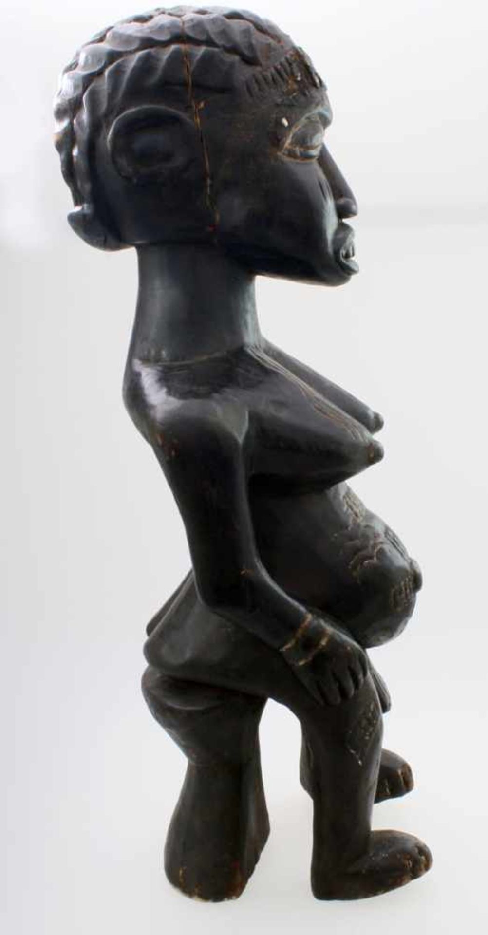 Westafrika - Große Ahnenfigur Schwarz / braun gefärbtes Tropenholz. Auf Stütze sitzende Figur, - Bild 4 aus 6