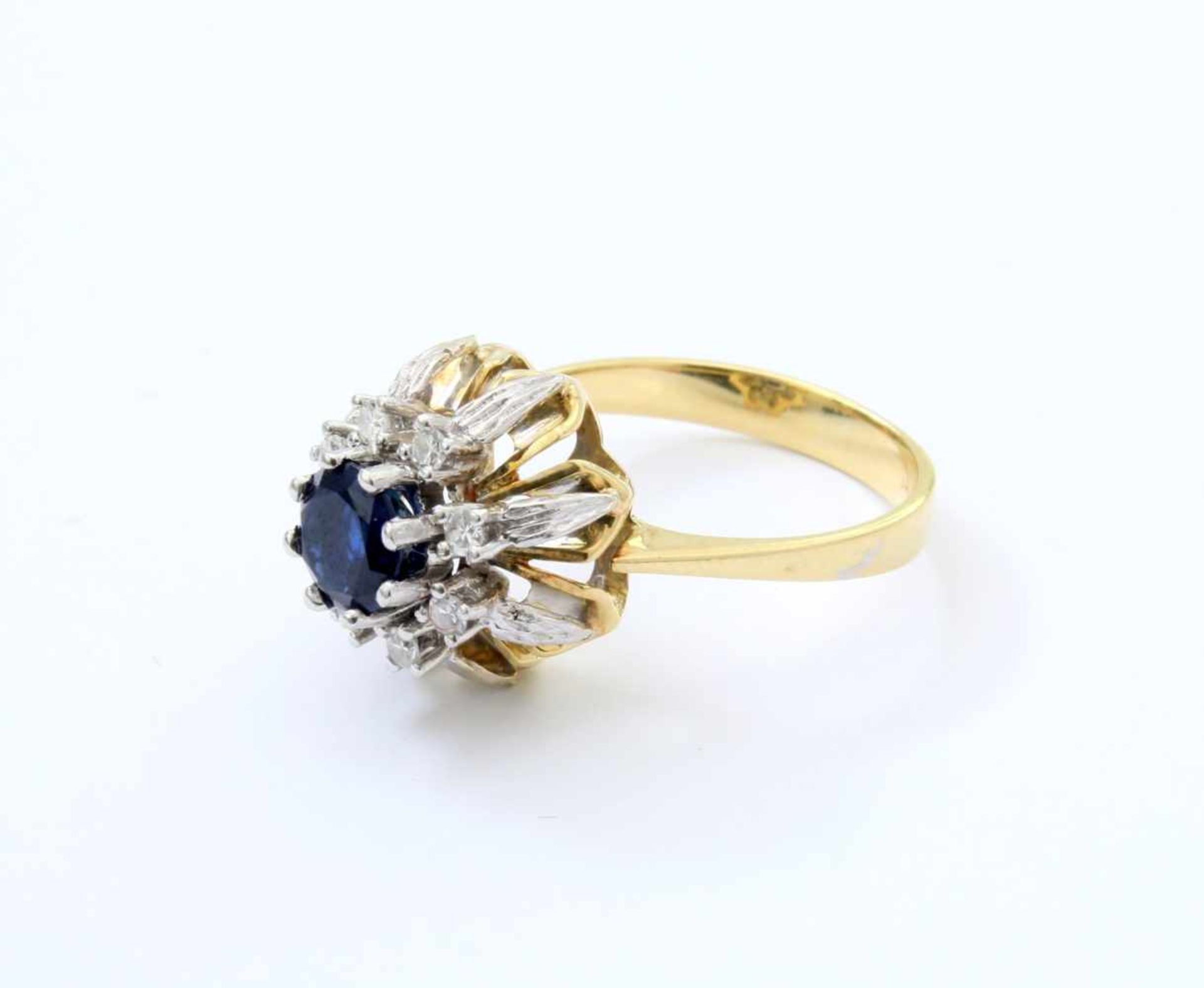 Gelbgold- /Weißgold-Ring mit Brillanten und Safir GG/WG 585, mittig tiefblauer Safir im - Bild 3 aus 4