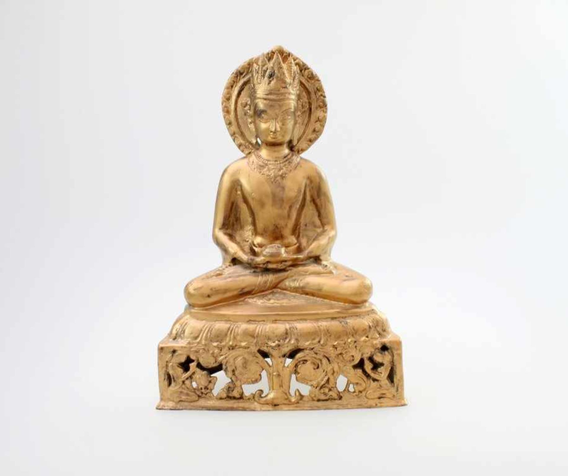 Buddha - Indien Meditierender Buddha, Teeschale in den Händen, hinter dem Kopf Korona. Auf