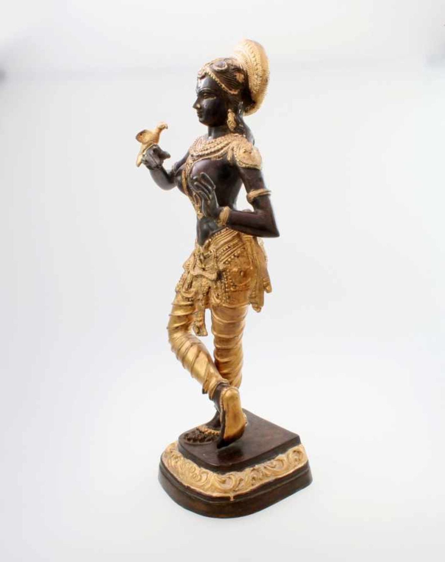 Apsara-Tänzerin - Nordindien Barbusige Figur, Vogel auf der rechten Hand haltend, Beine übereinander - Image 2 of 4