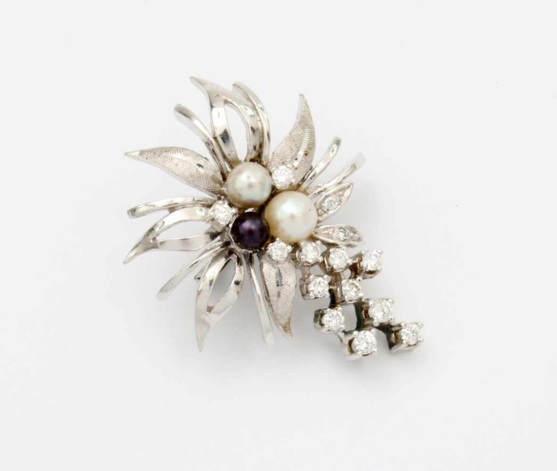 Brillantbrosche mit Perlen WG 585 mit 3 Perlen, 15 Brillanten, 0,41 ct. Gewicht: 7,8 gr. - Bild 2 aus 4