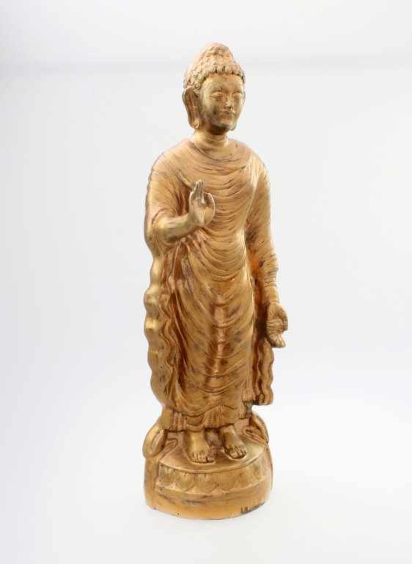 Stehender Buddha - Indien Die Hand zur Lehre erhoben, auf runder Plinthe mit umlaufendem
