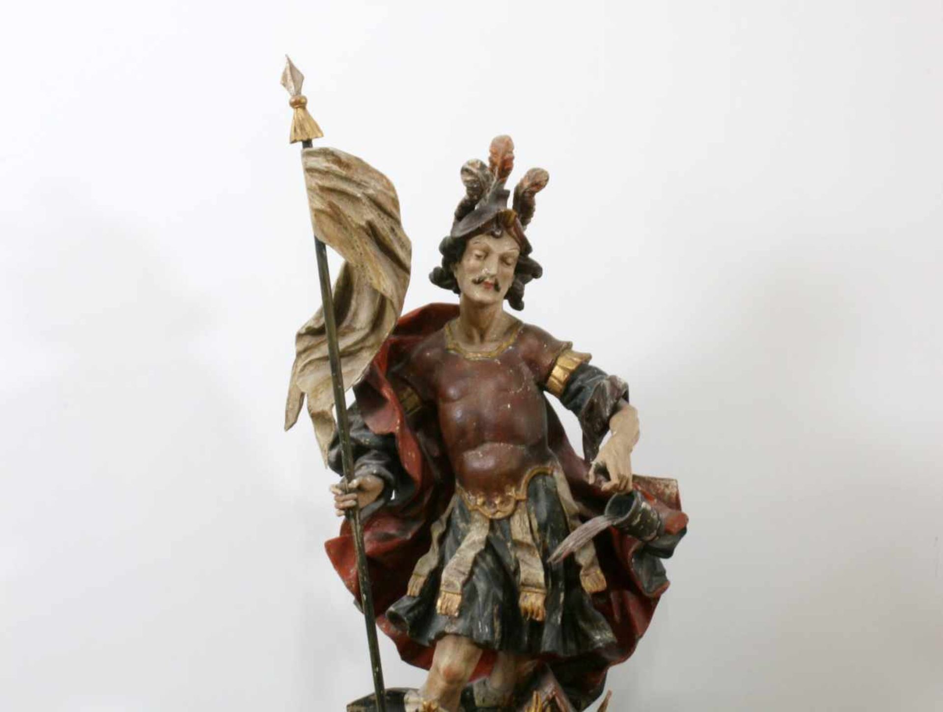 Große Holzfigur - St. Florian Gefällige Figur, aufwändig geschnitzt, in der rechten Spieß mit - Bild 4 aus 5