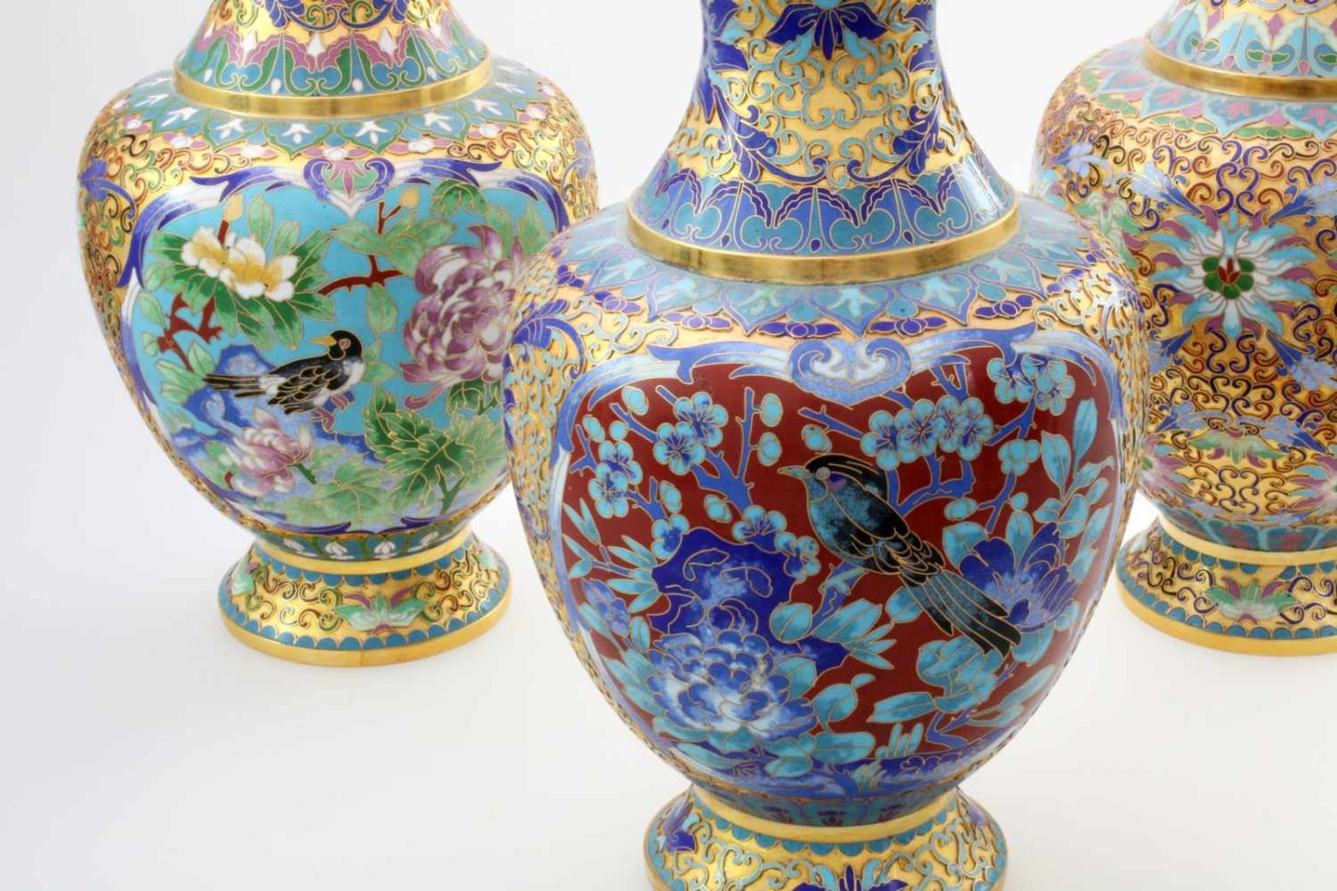 3 Cloisonné Vasen China Bauchiger Körper, feine Cloisonnétechnik in vorherrschend blauen und - Bild 2 aus 3