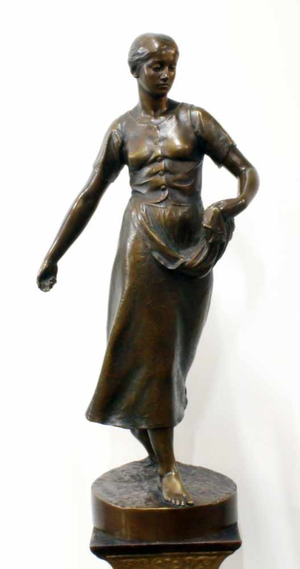 Große Bronzeskulptur - "Säende Bäuerin" - Adolf Müller - Crefeld (1863-1934) Junges Mädchen mit - Bild 2 aus 7