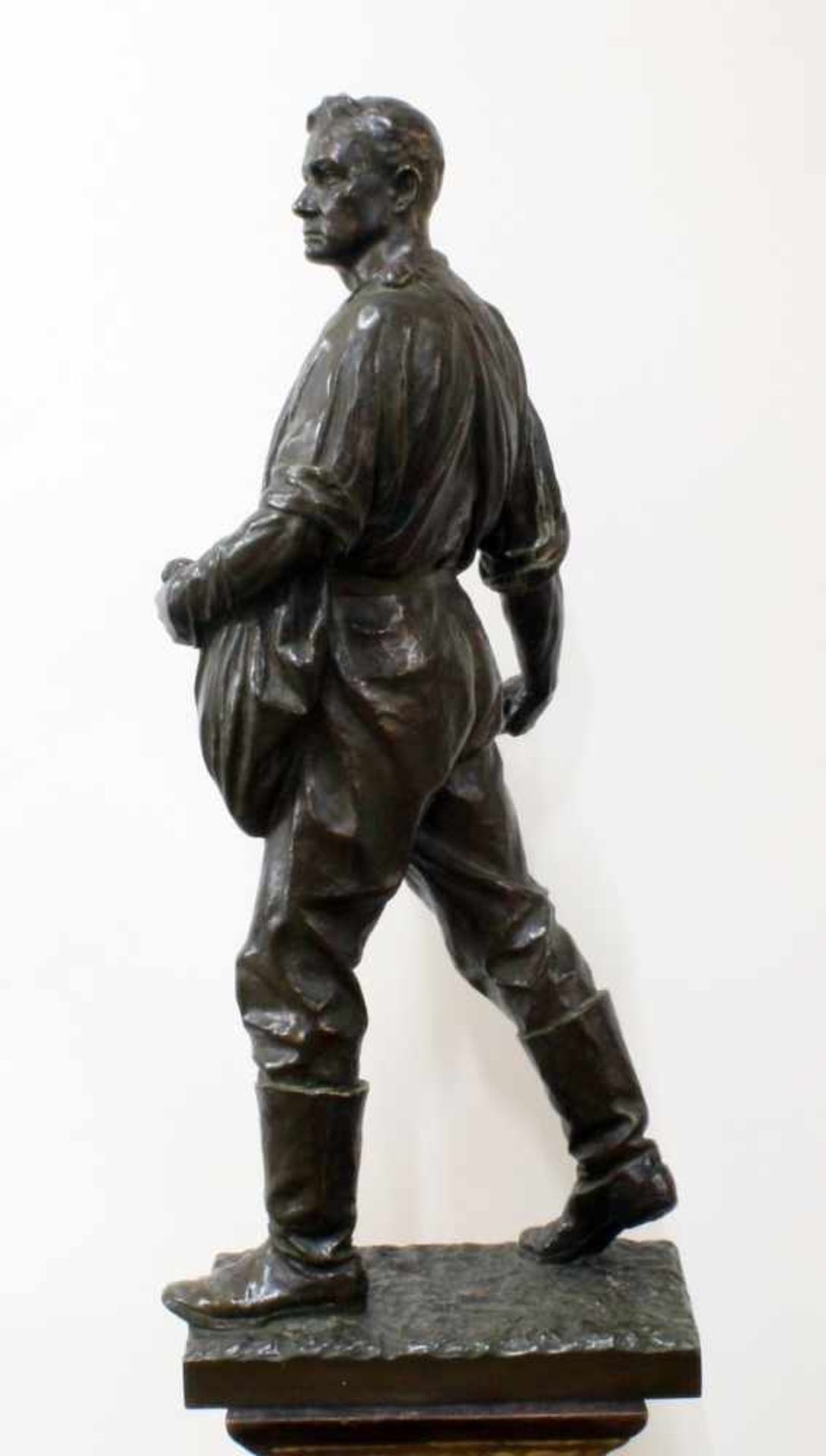 Große Bronzeskulptur "Neue Saat" - Adolf Jahn (1858-1941) Säender Bauer, Figur entworfen 1917, auf - Bild 4 aus 7