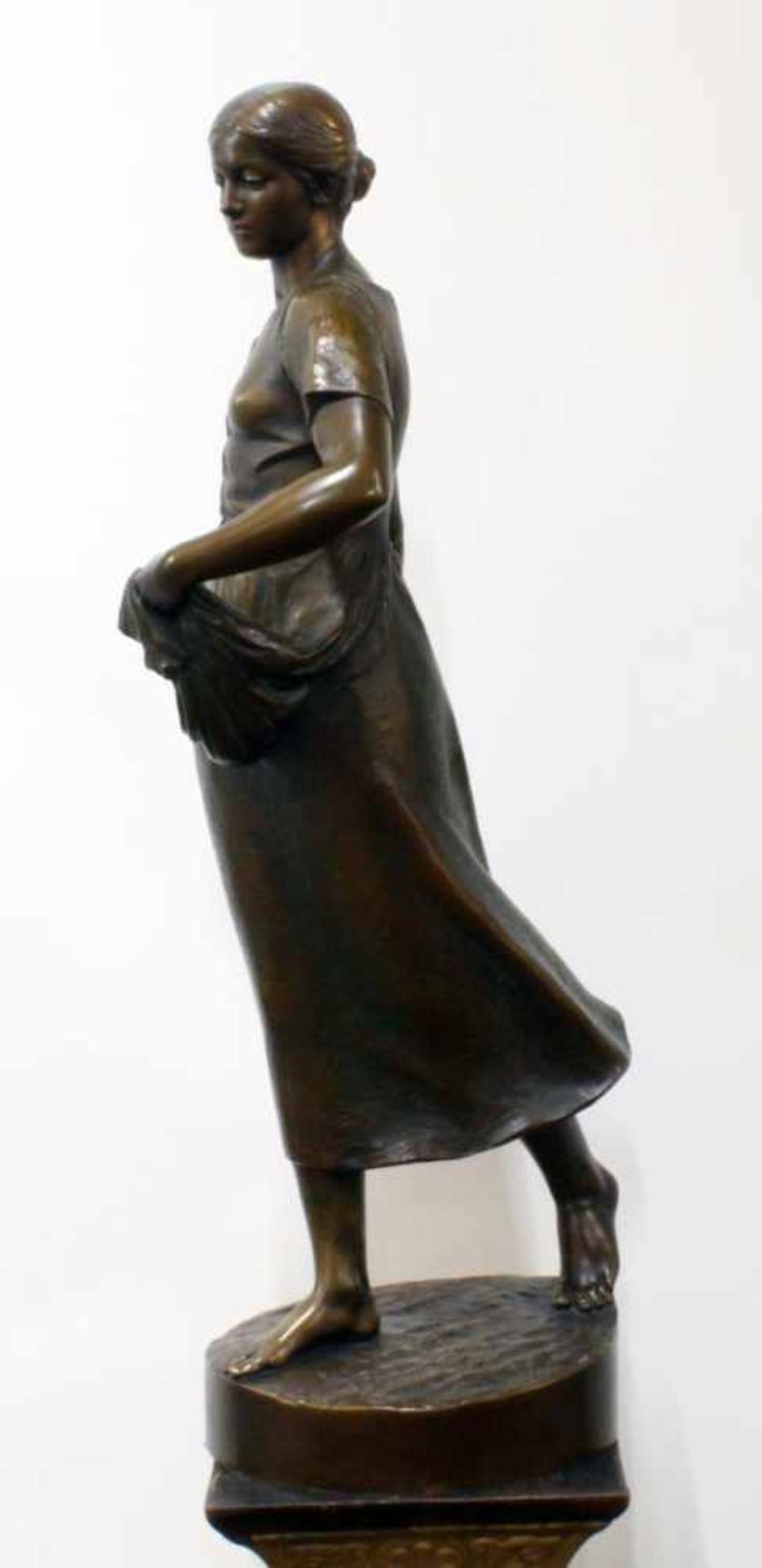 Große Bronzeskulptur - "Säende Bäuerin" - Adolf Müller - Crefeld (1863-1934) Junges Mädchen mit - Bild 3 aus 7