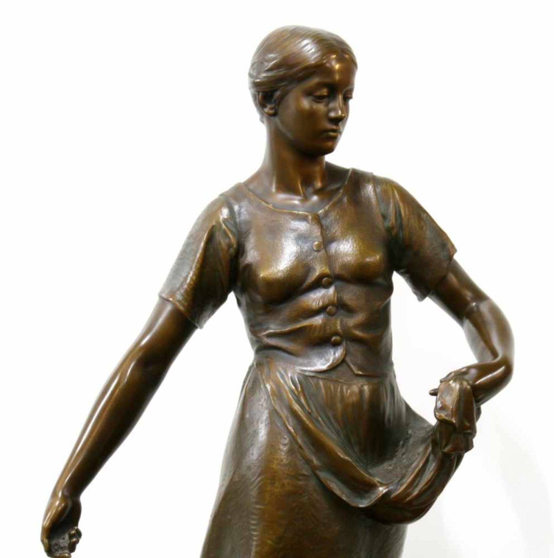 Große Bronzeskulptur - "Säende Bäuerin" - Adolf Müller - Crefeld (1863-1934) Junges Mädchen mit - Bild 6 aus 7