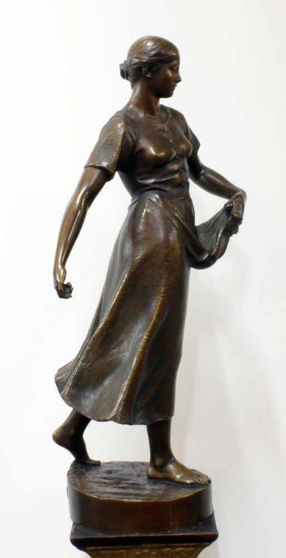 Große Bronzeskulptur - "Säende Bäuerin" - Adolf Müller - Crefeld (1863-1934) Junges Mädchen mit - Bild 5 aus 7